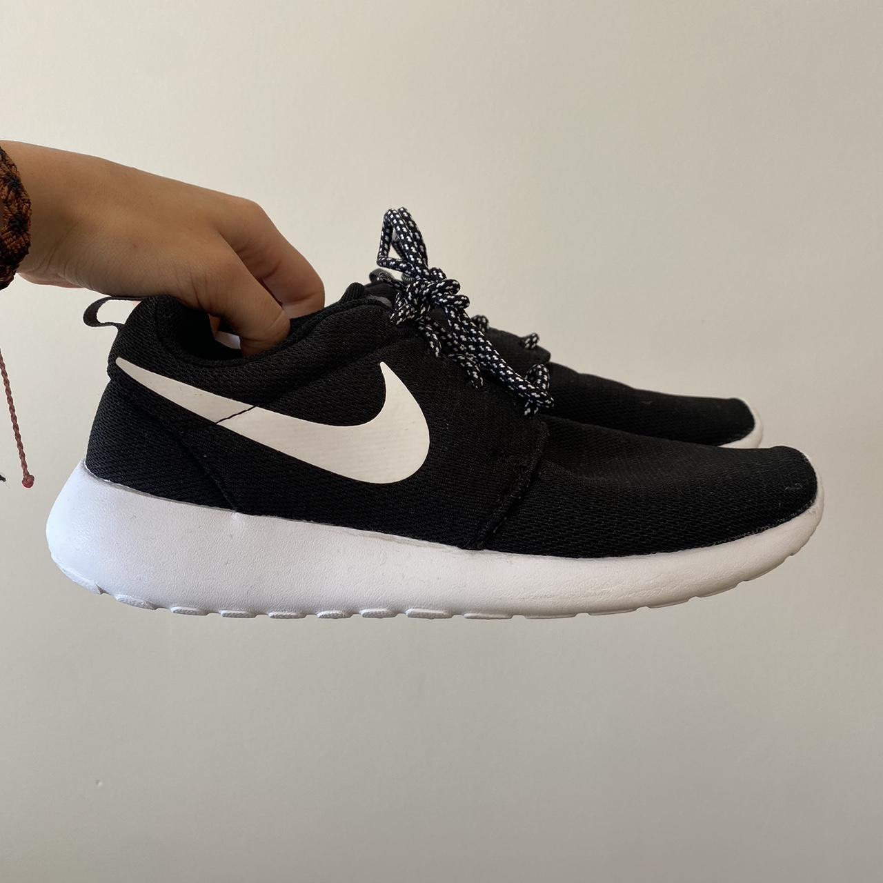 womens black nike trainers size 5