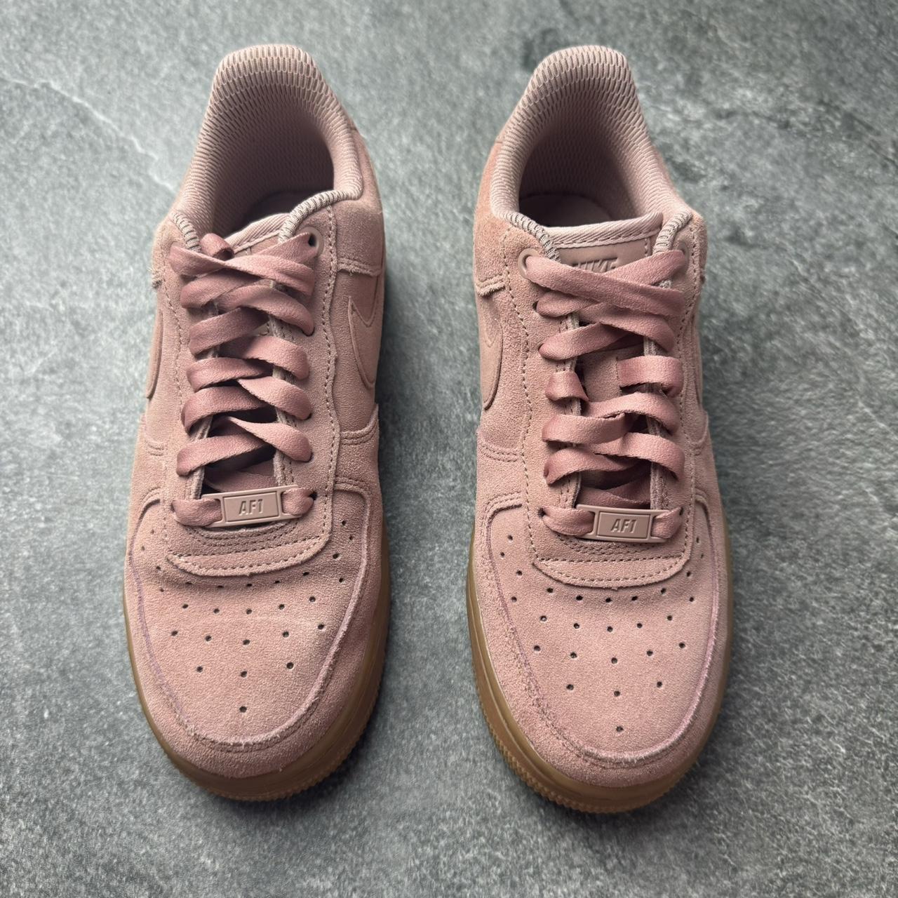 Nike air force 1 pink suede gum sole best sale