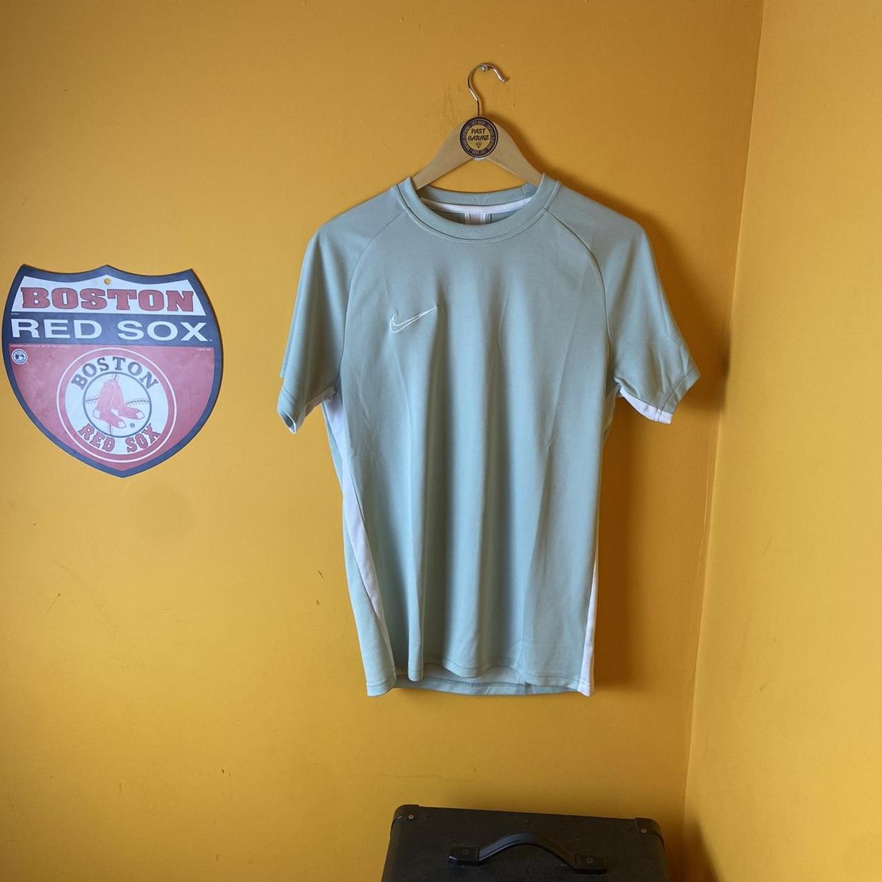 mens green nike t shirt