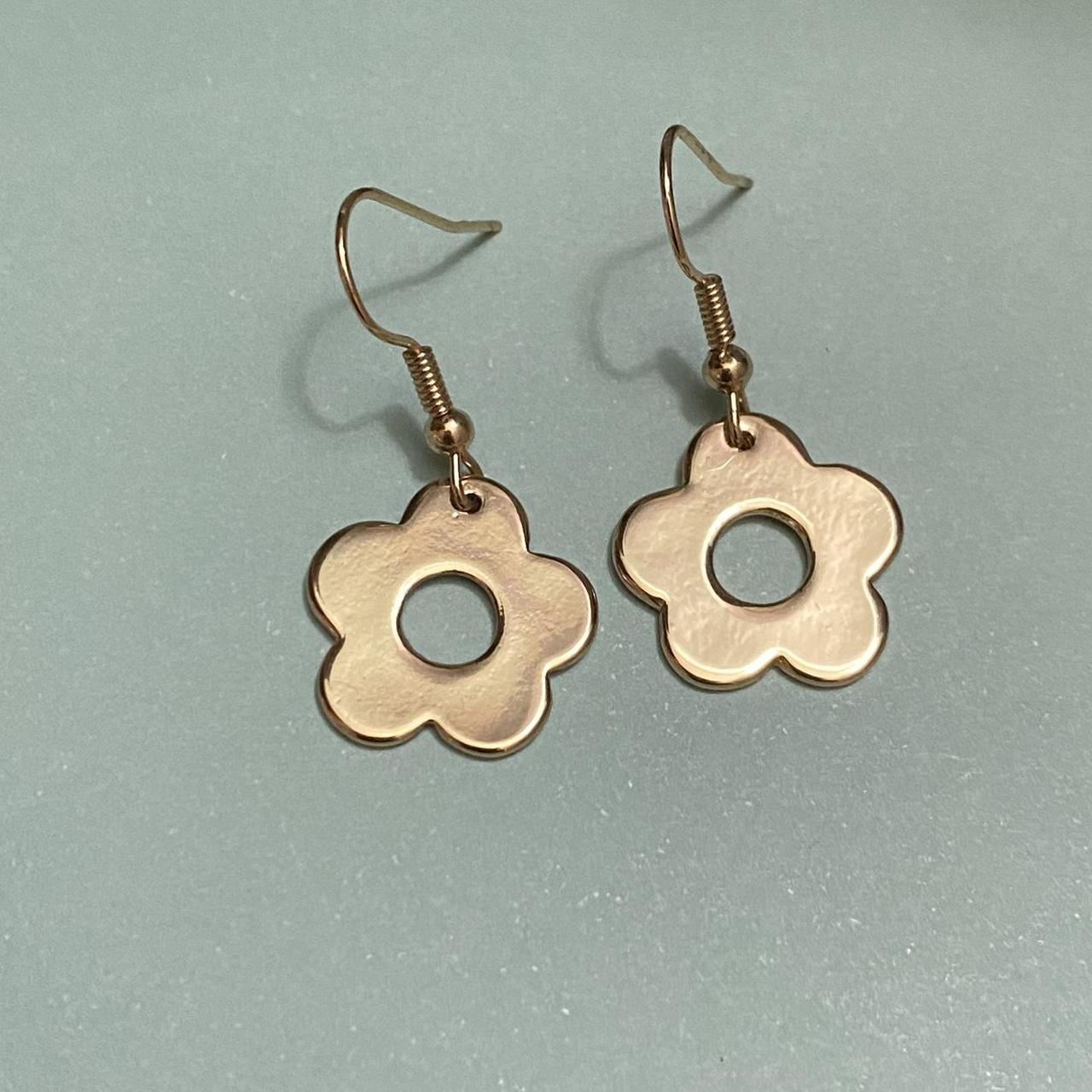 Brandy Melville Flower Earrings gold flower