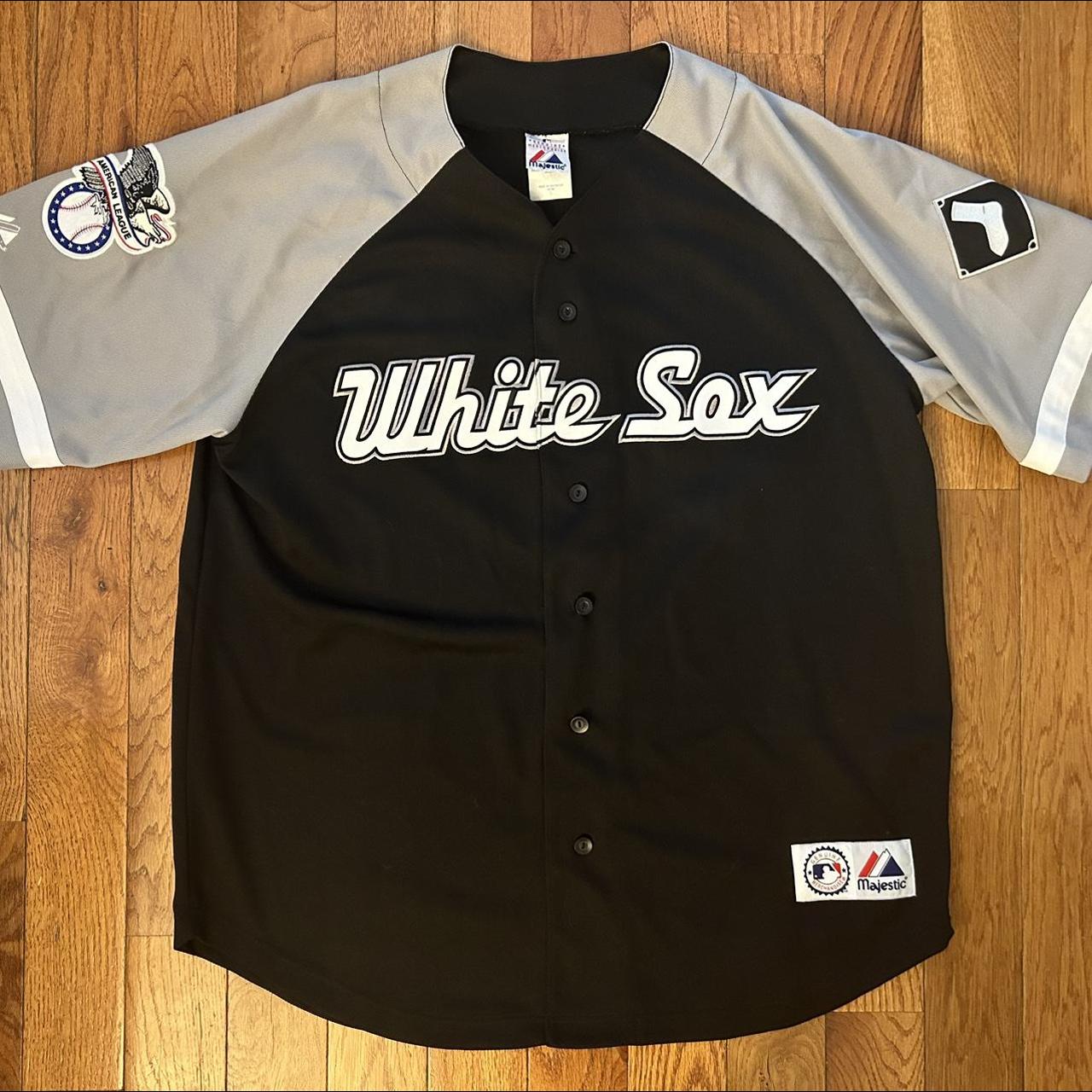 VINTAGE MAJESRIC CHICAGO WHITE SOX JERSEY IN SIZE M