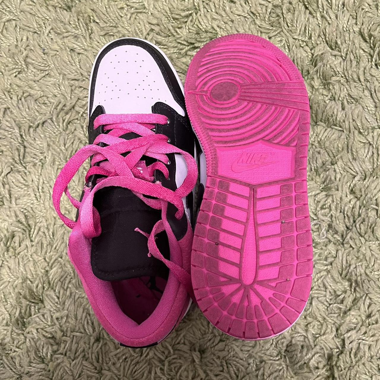 Nike Women's Pink and Black Trainers | Depop