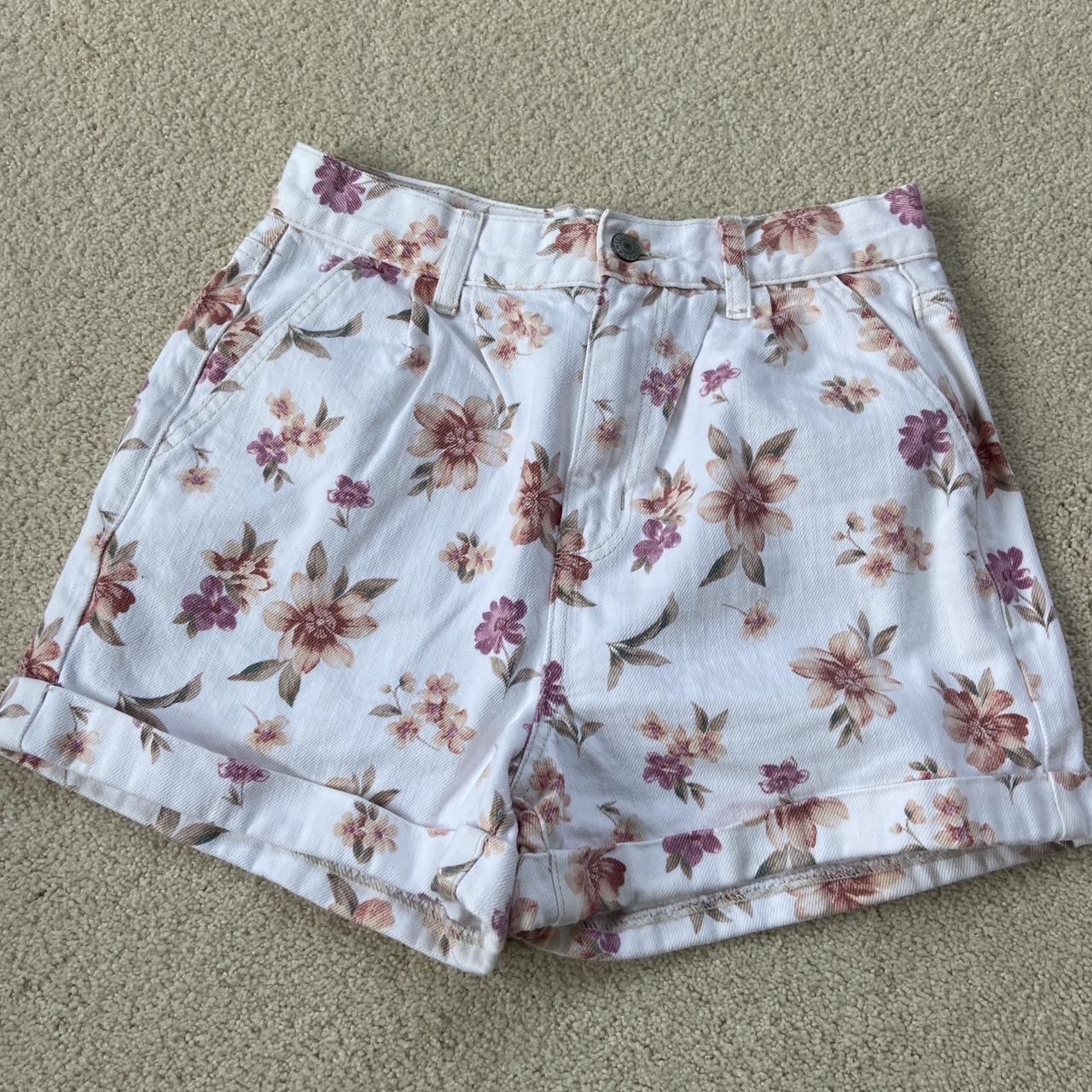 American Eagle Women's White and Pink Shorts Depop