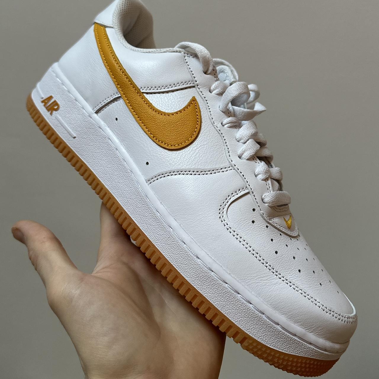 men's white and yellow air force 1