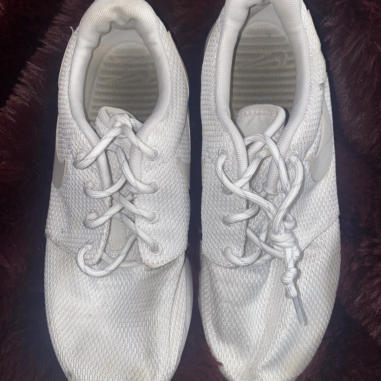 size 5 white nike trainers
