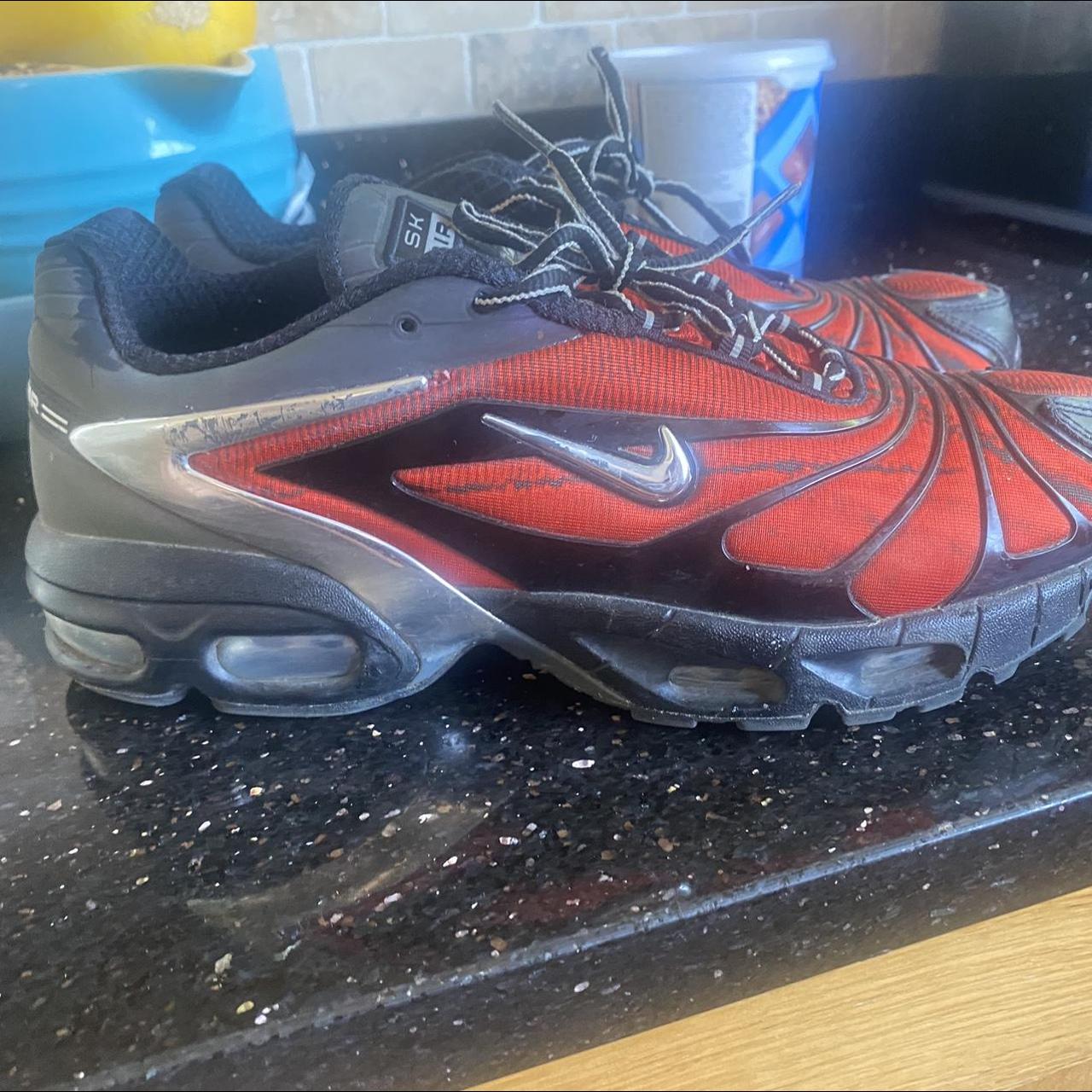 tailwinds red and black