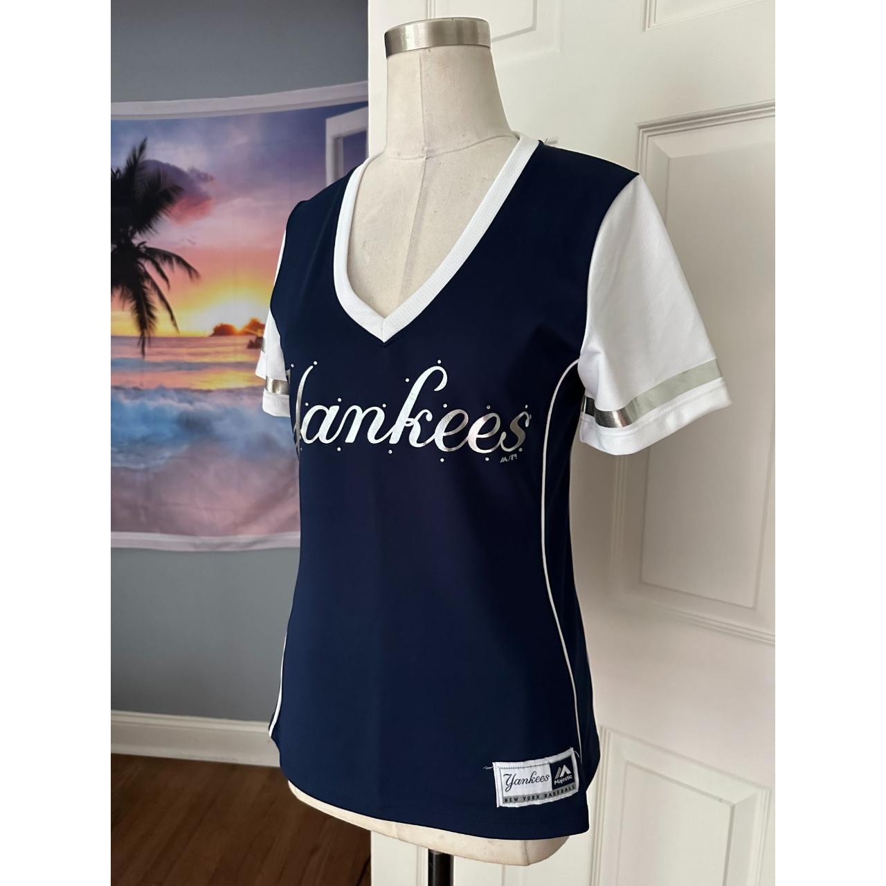 NY Yankees V neck tee shirt Super cute classic NY - Depop