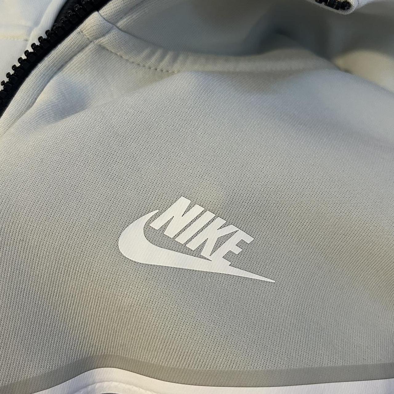 does nike tech fleece run small