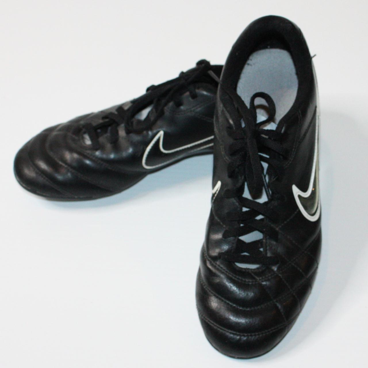 black nike shoes soccer