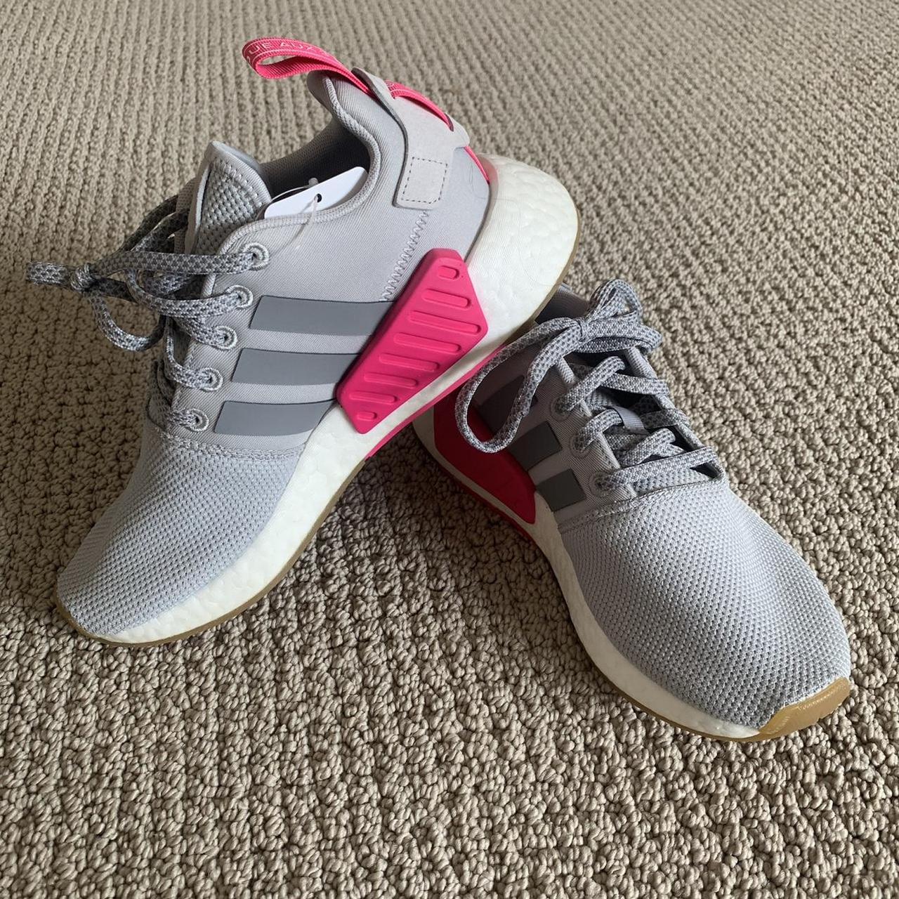 Adidas nmd r2 grey shock pink deals