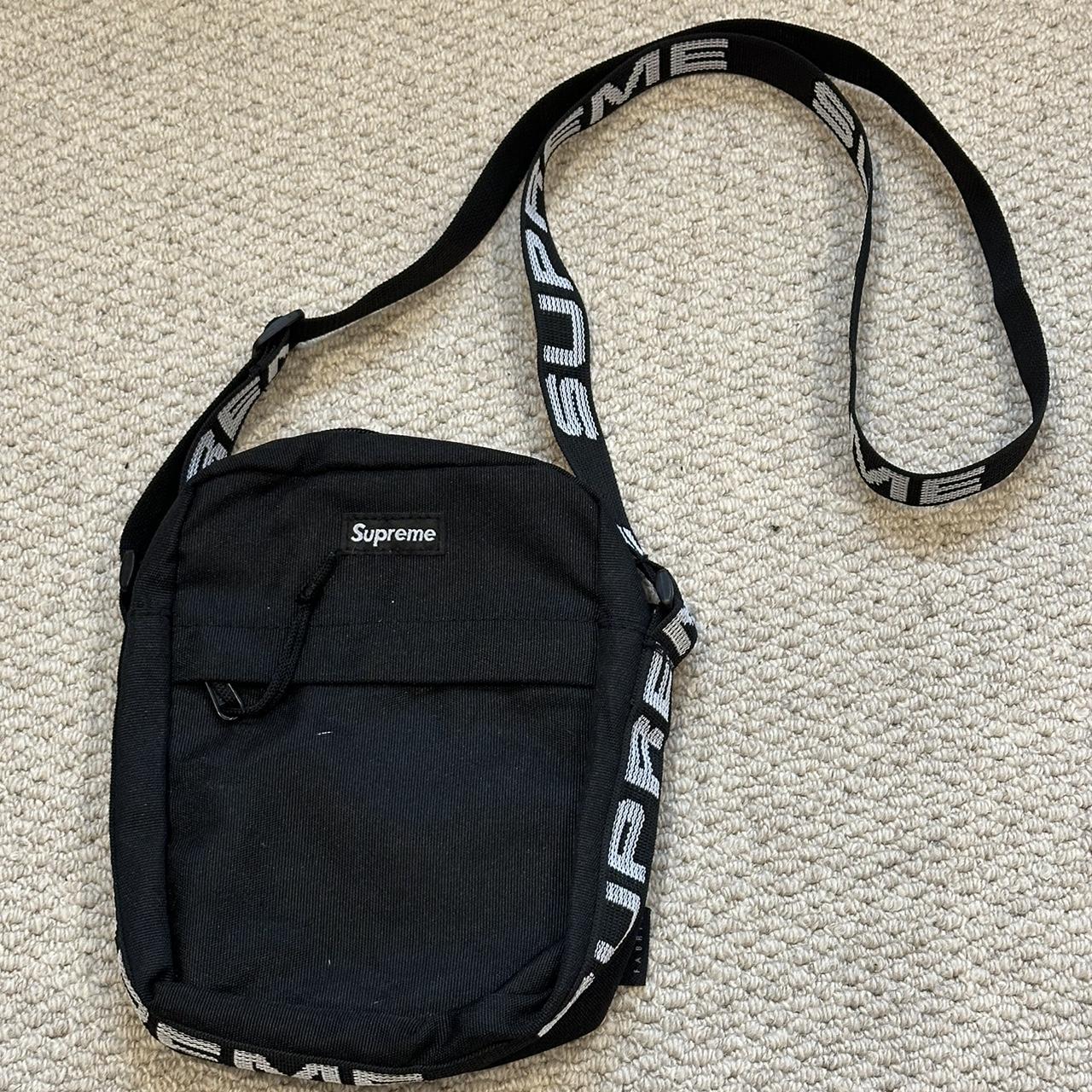 Supreme shoulder bag outlet fake