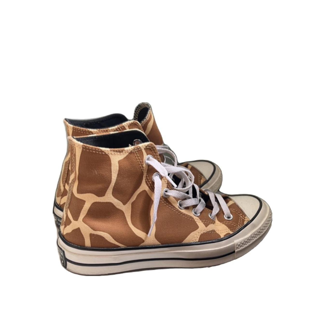 Giraffe print outlet converse