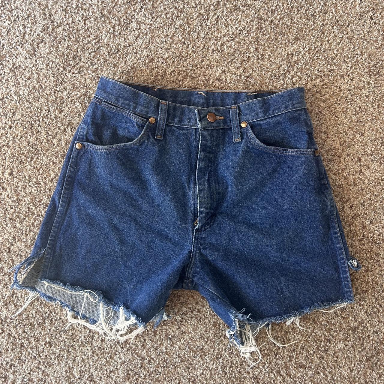 Women’s Wrangler denim shorts! Fits like a 25/26! Depop