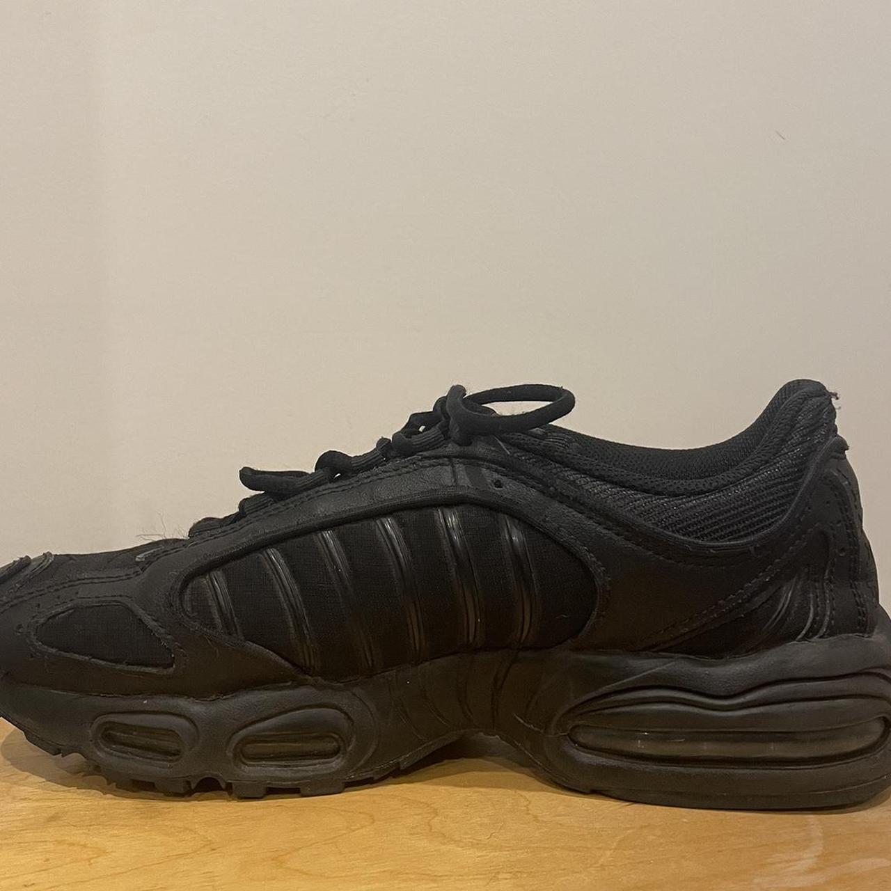 triple black nike tailwind