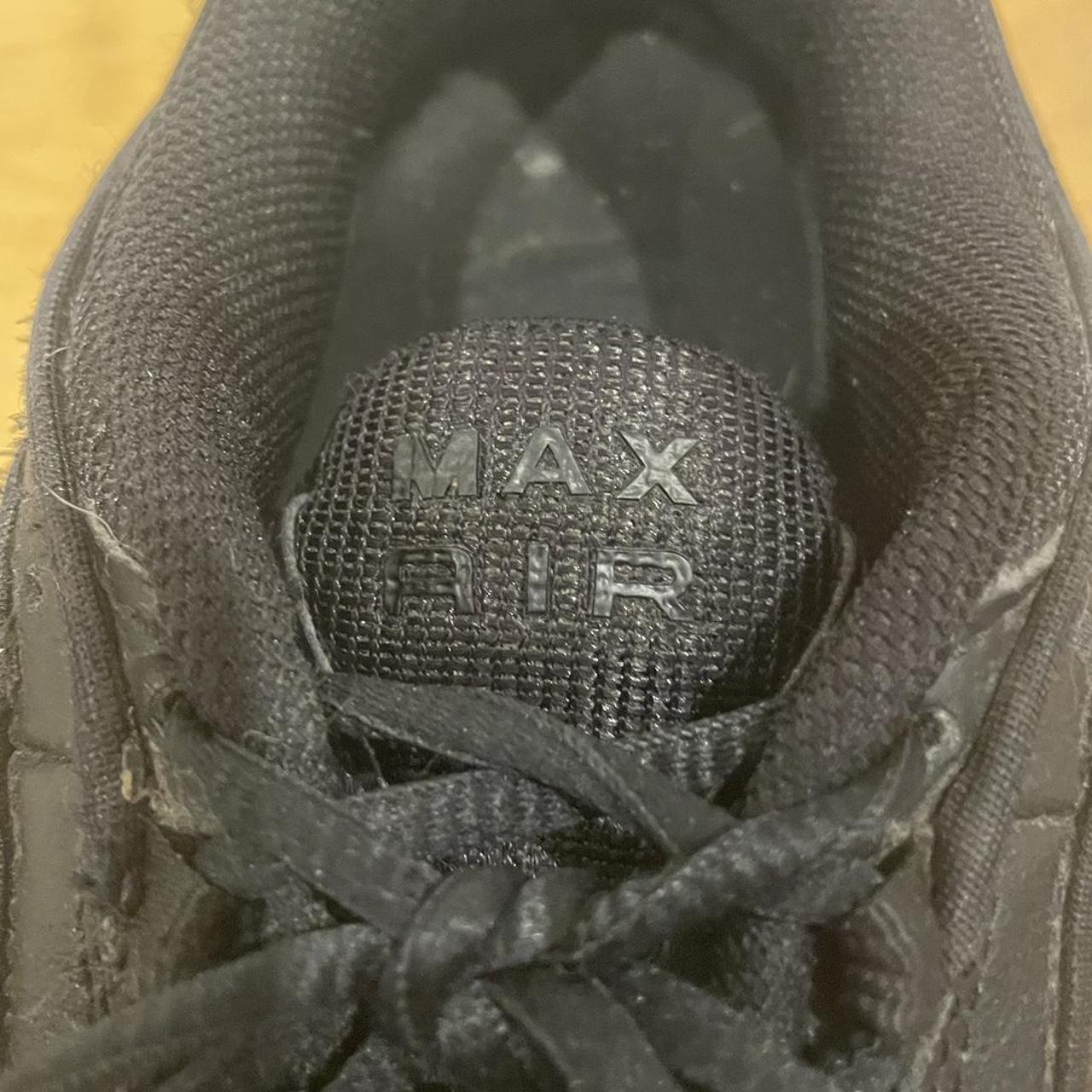 triple black nike tailwind