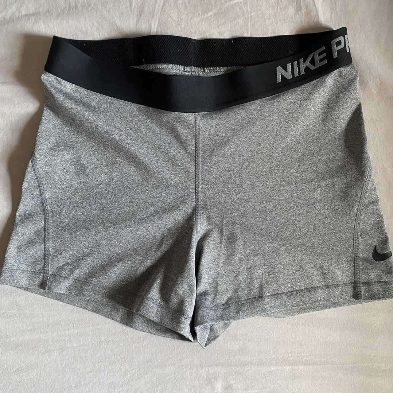 grå nike pro shorts