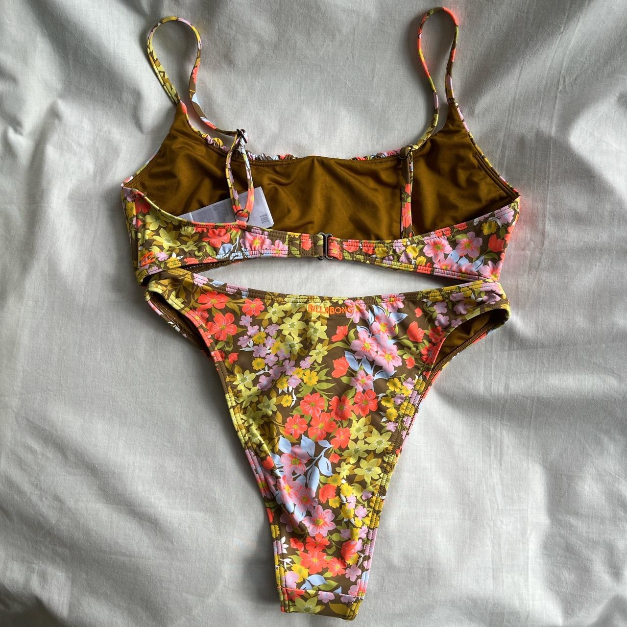 Billabong floral bikini set Size: top is L and... - Depop