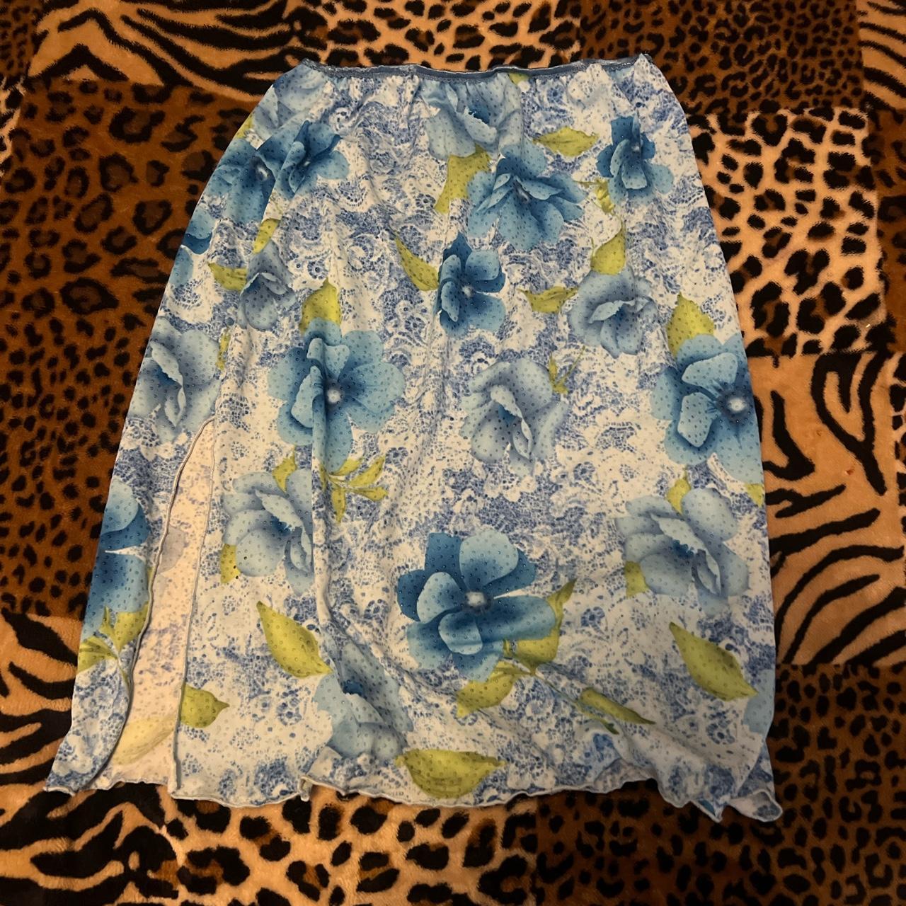 2000s cutesy low rise floral beaded skirt #2000s... - Depop