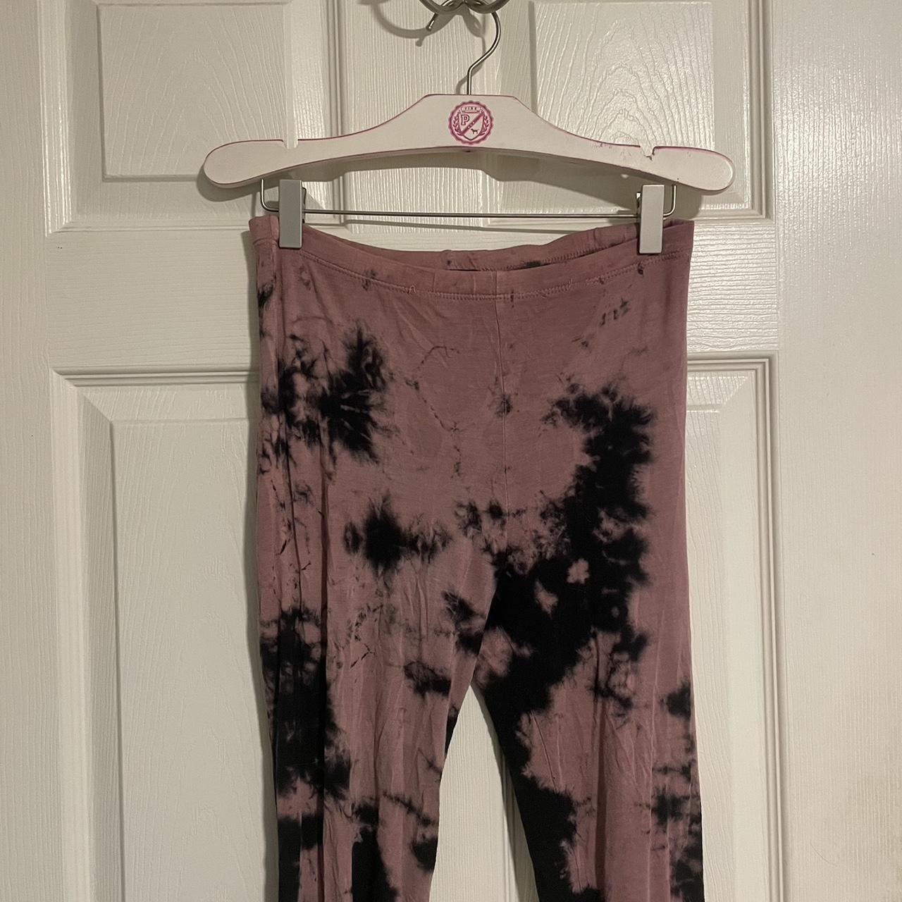 Fashion nova tie dye flare leggings Small hole in - Depop