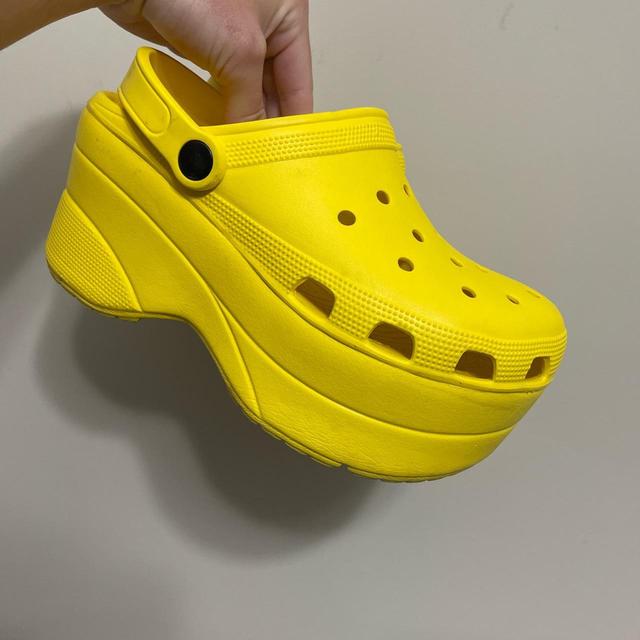 Platform best sale yellow crocs