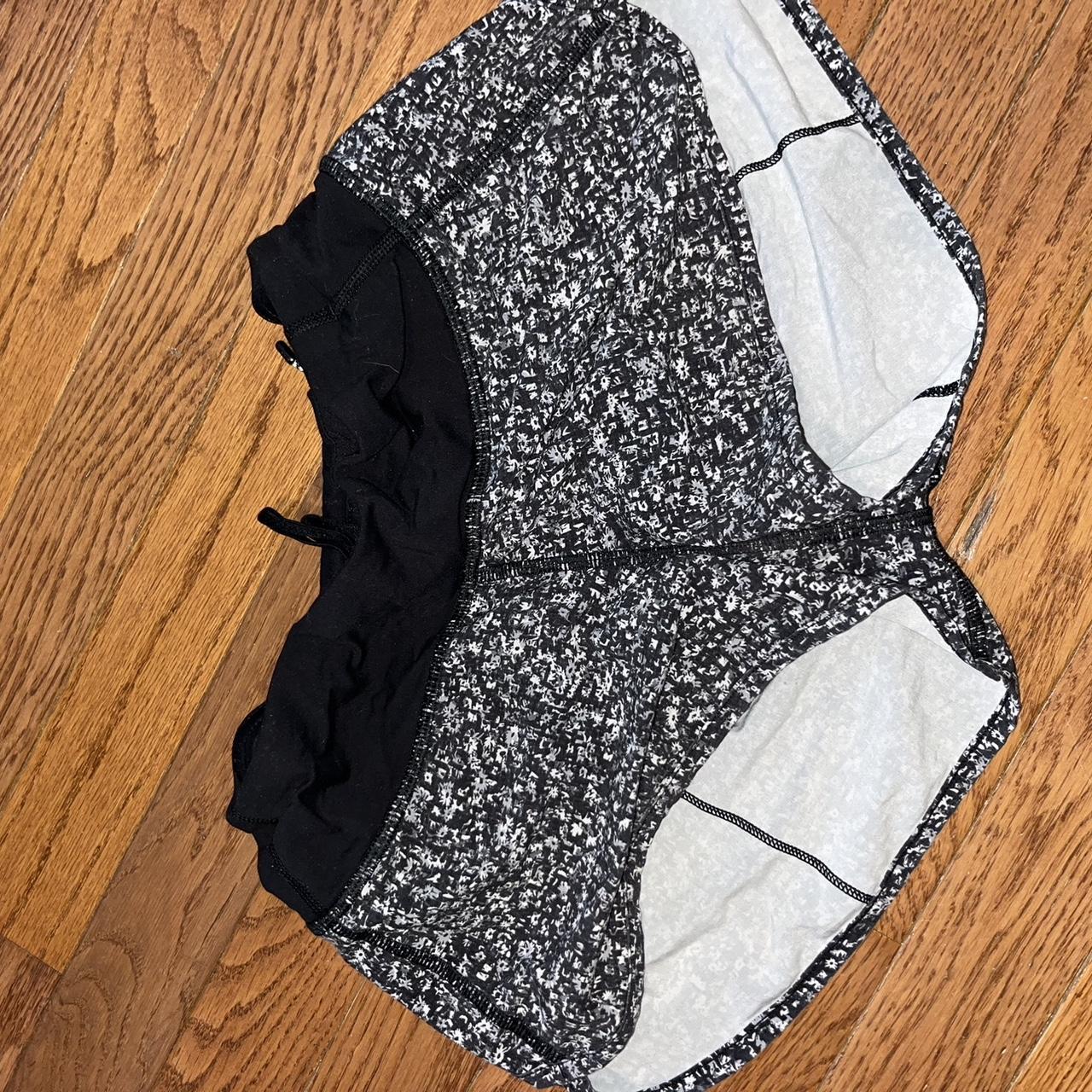 Lululemon shorts size 2 - mid rise - Depop