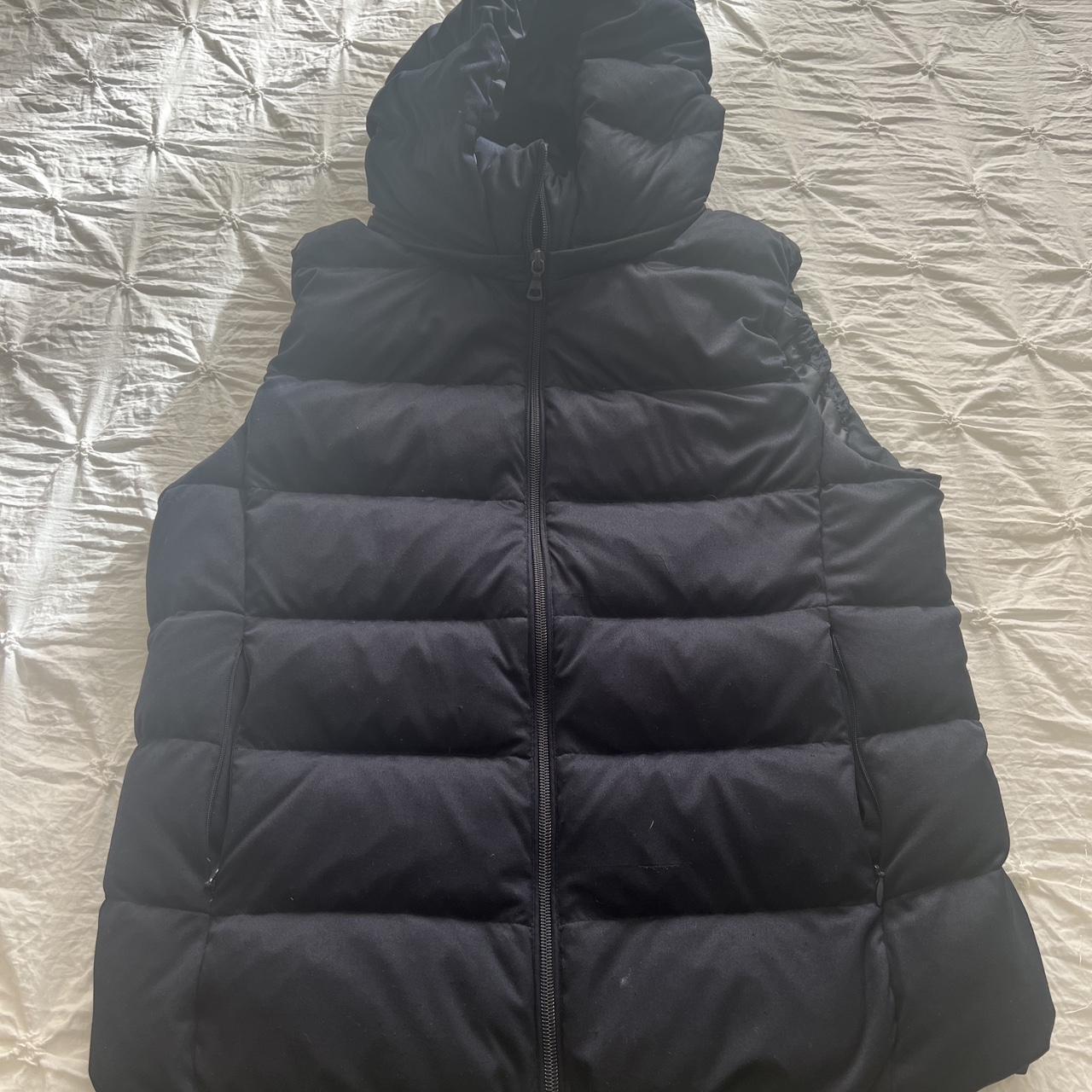 Navy Uniqlo puffer vest with detachable hood - Depop