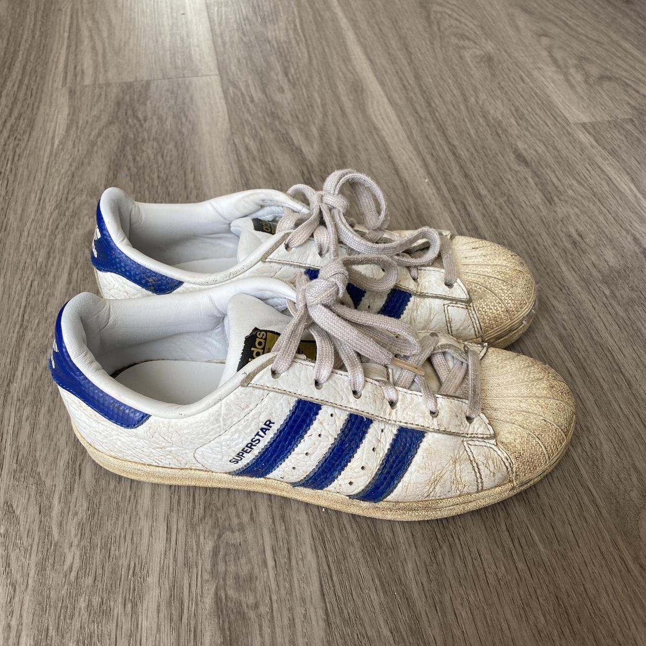 Adidas blue clearance stripe trainers