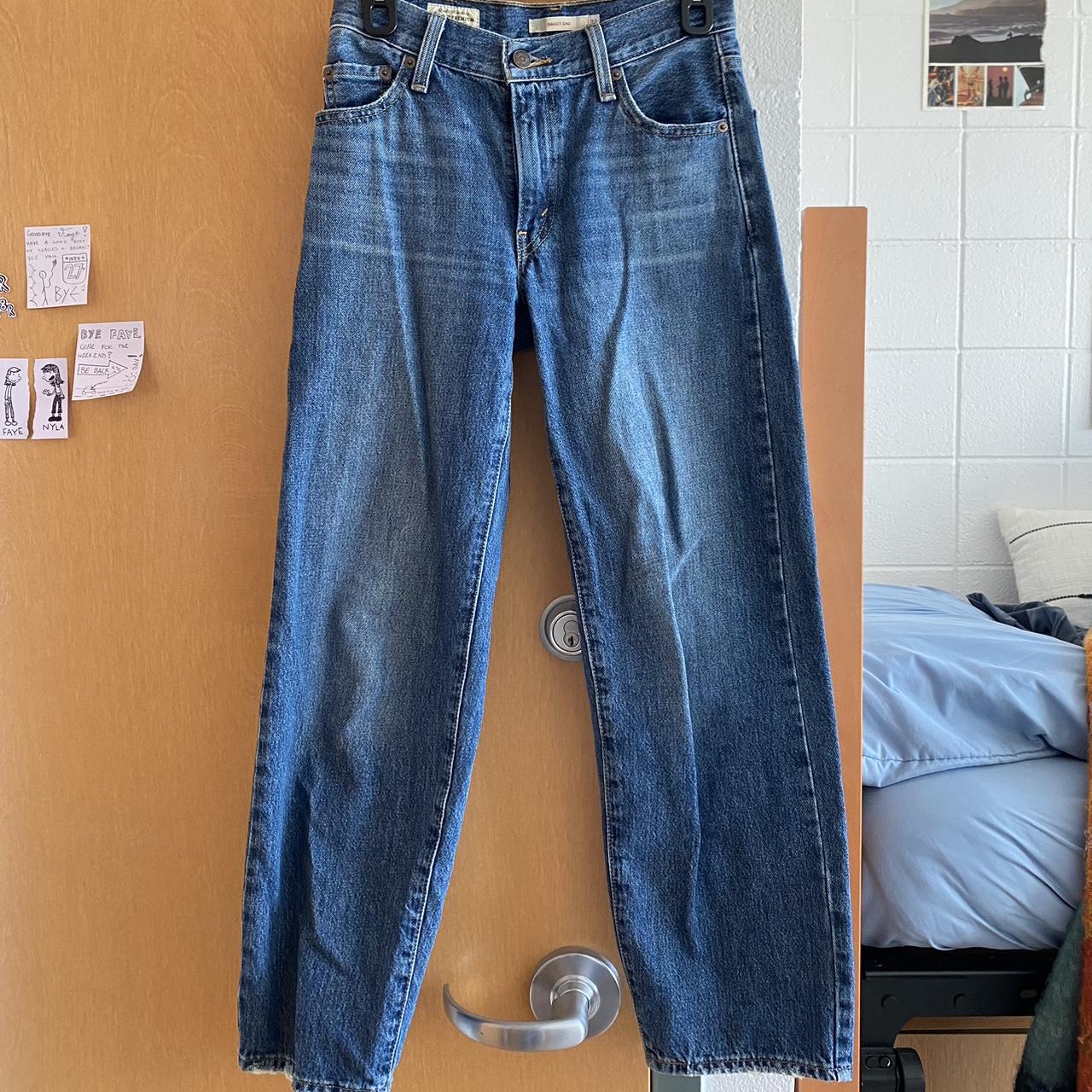 UNWORN LEVI S BADDY DAD JEAN size 23. I ordered