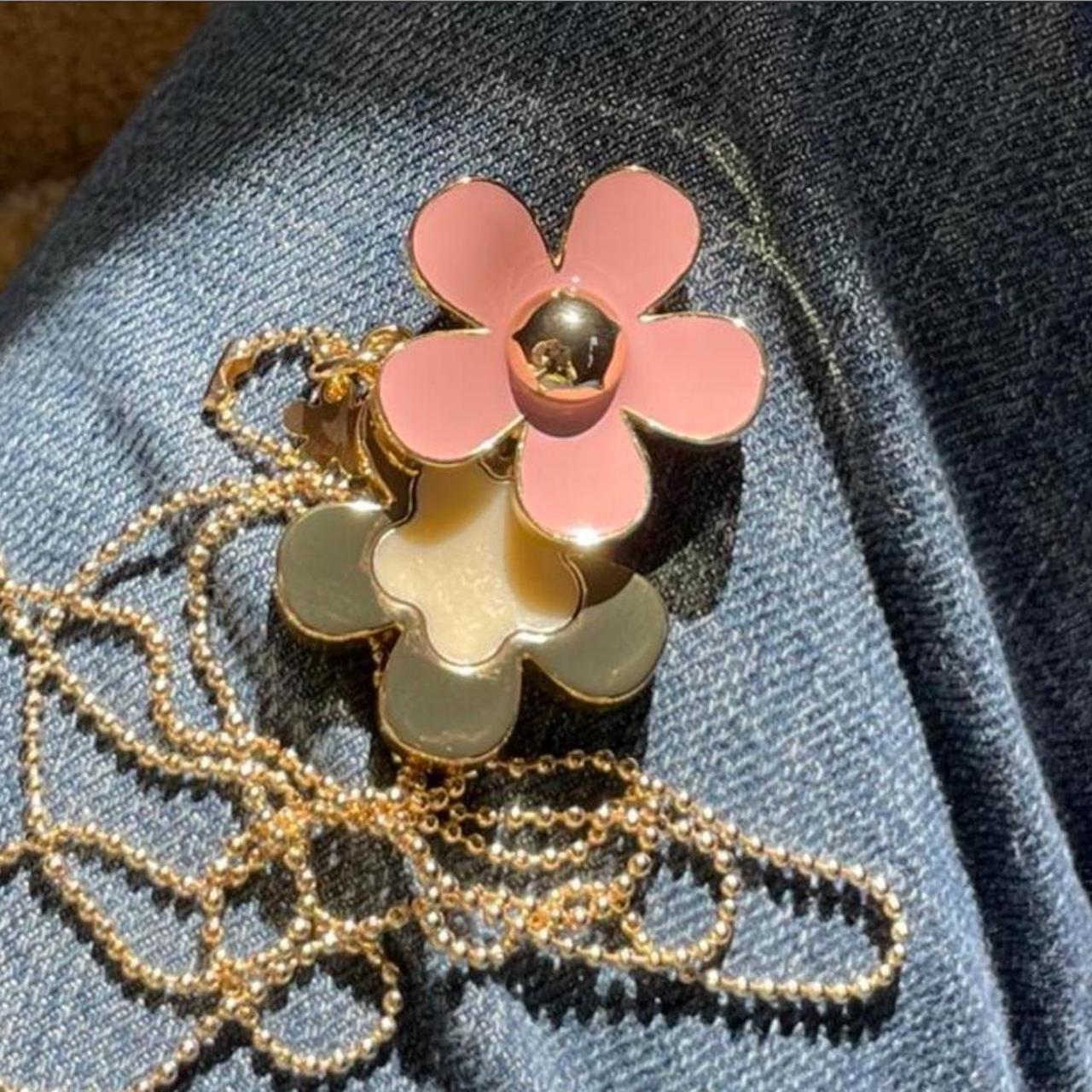 marc jacobs daisy solid perfume necklace message