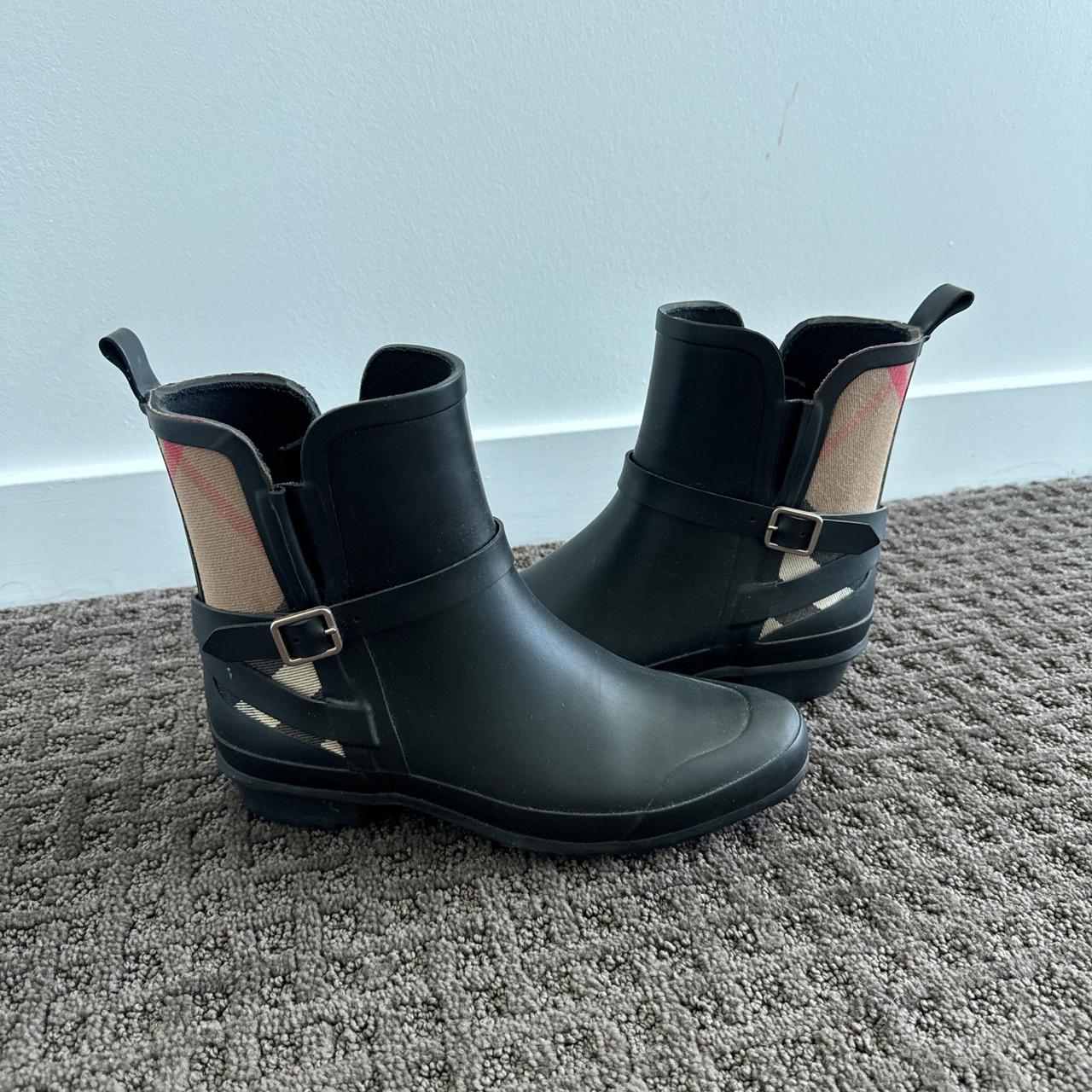 Authentic Burberry rain retailer boots size 7