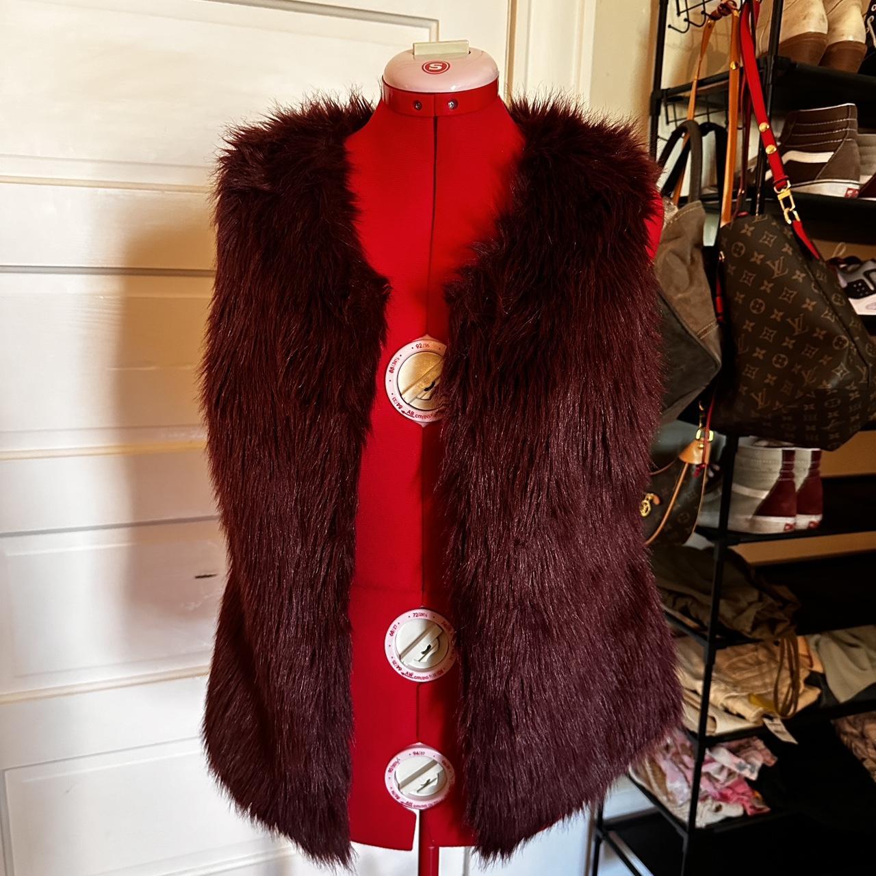 Size S M Maroon Burgundy Faux Fur Vest it has clasp
