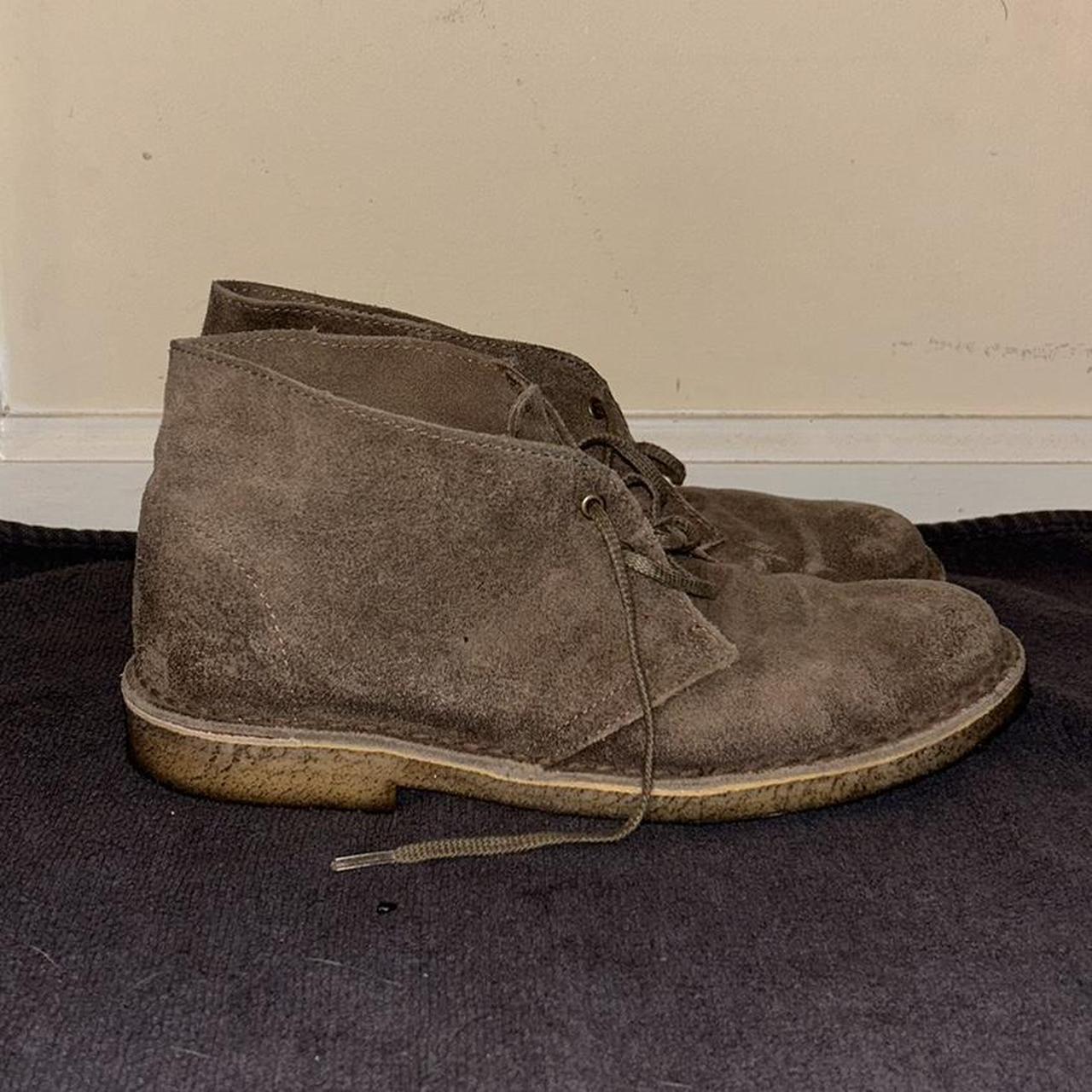 Clarks desert boot store taupe distressed suede