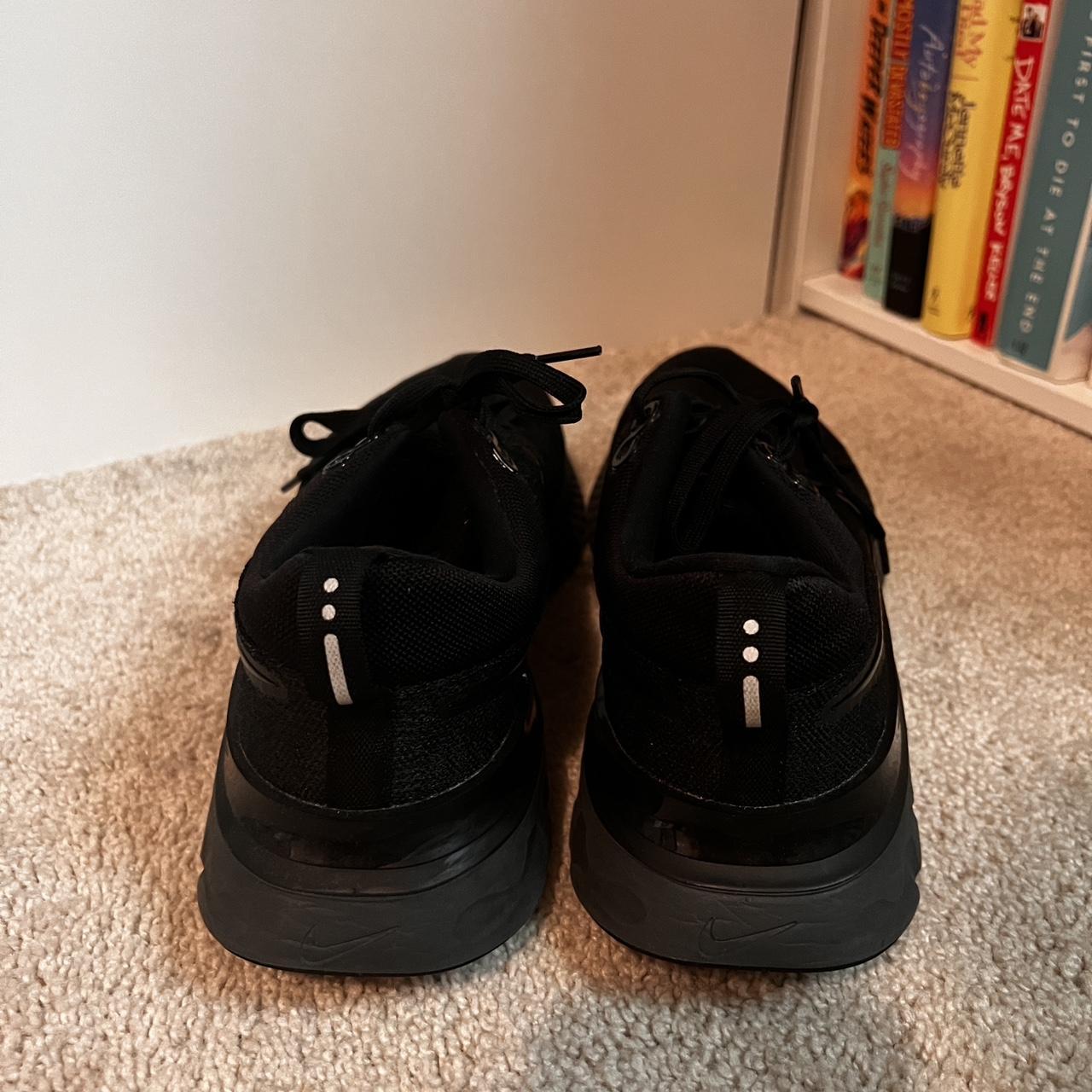 completely black nike shoes