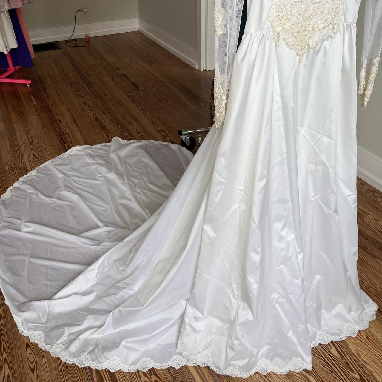 AMAZING 80s wedding dress 🌈 lace appliqués, puffy... - Depop