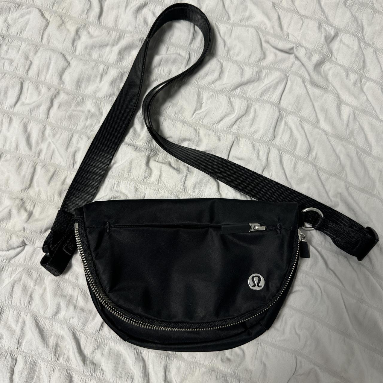 lululemon ボディバッグ 黒 Amazon.com | Lululemon Athletica Everywhere Belt Bag, Black