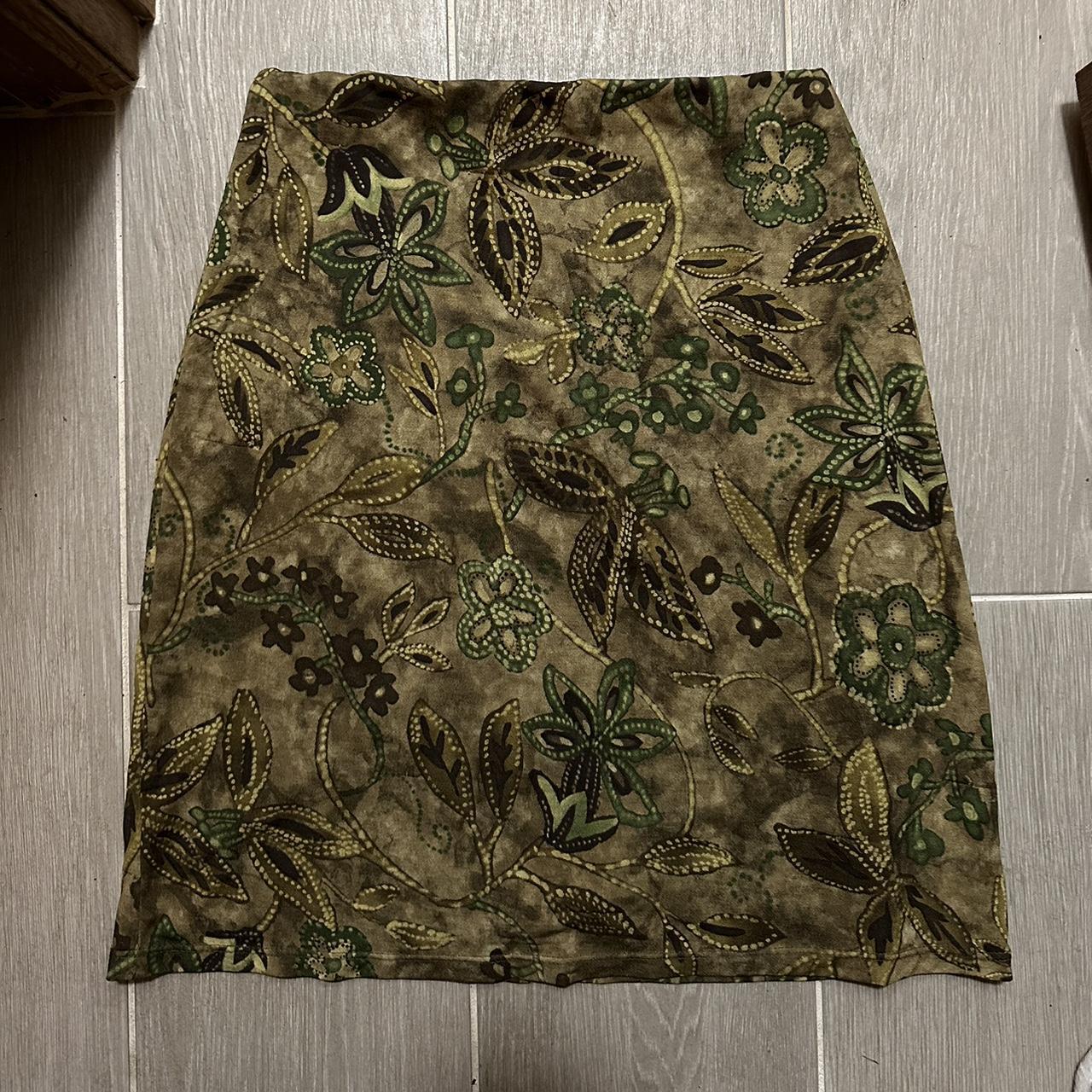 vintage green paisley skirt! marked large but fits... - Depop