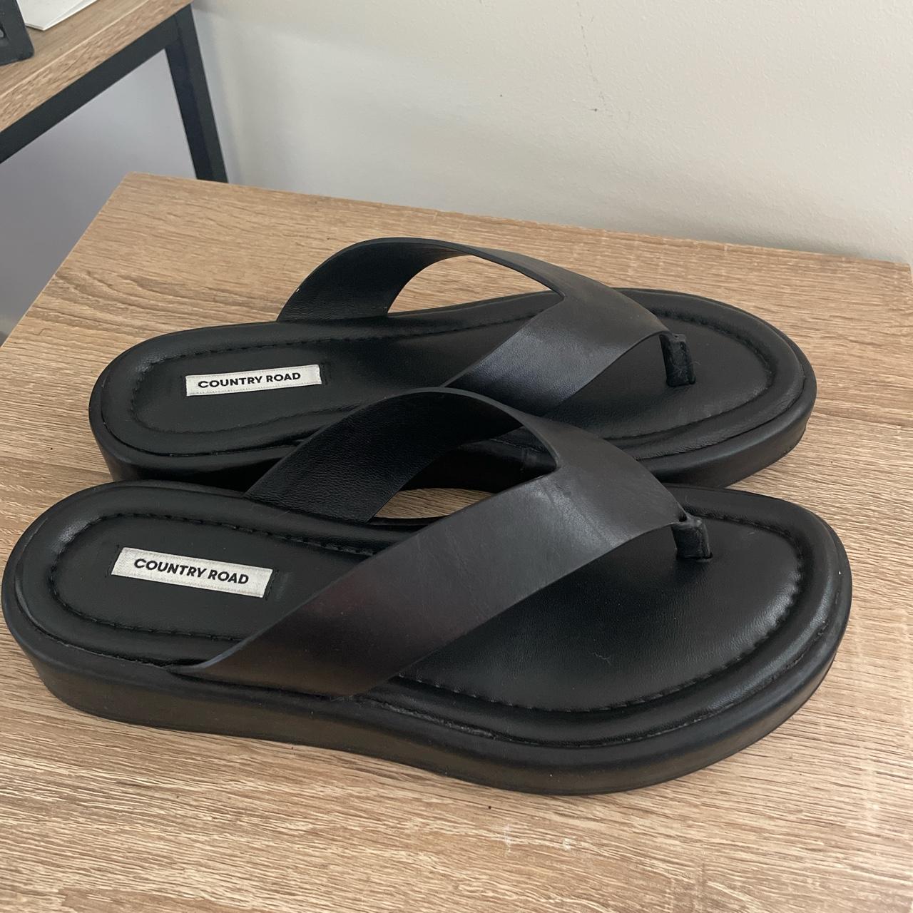 Country Road Women's Black Sandals | Depop