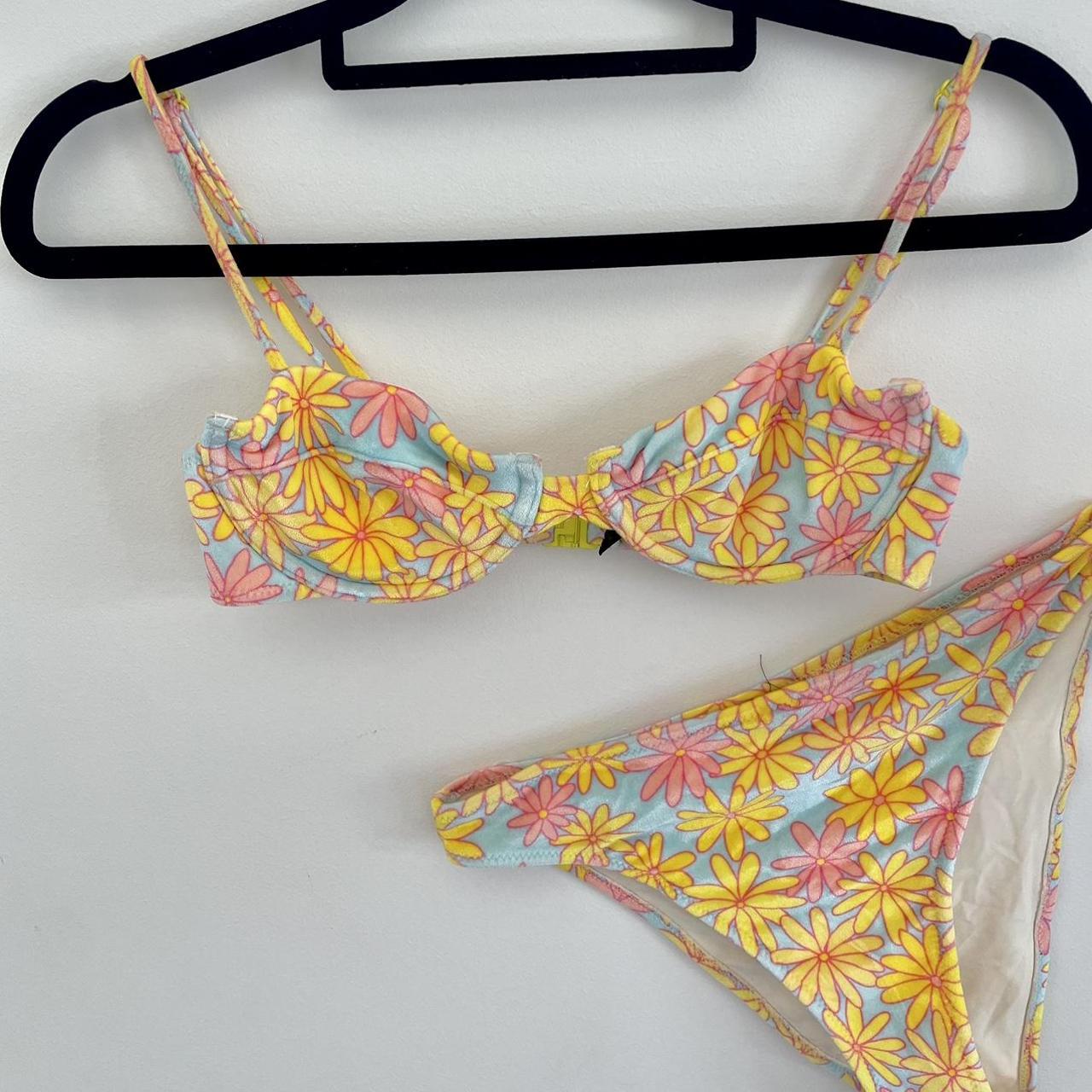 Triangl bikinis, Vinca sky floral pattern in the... - Depop