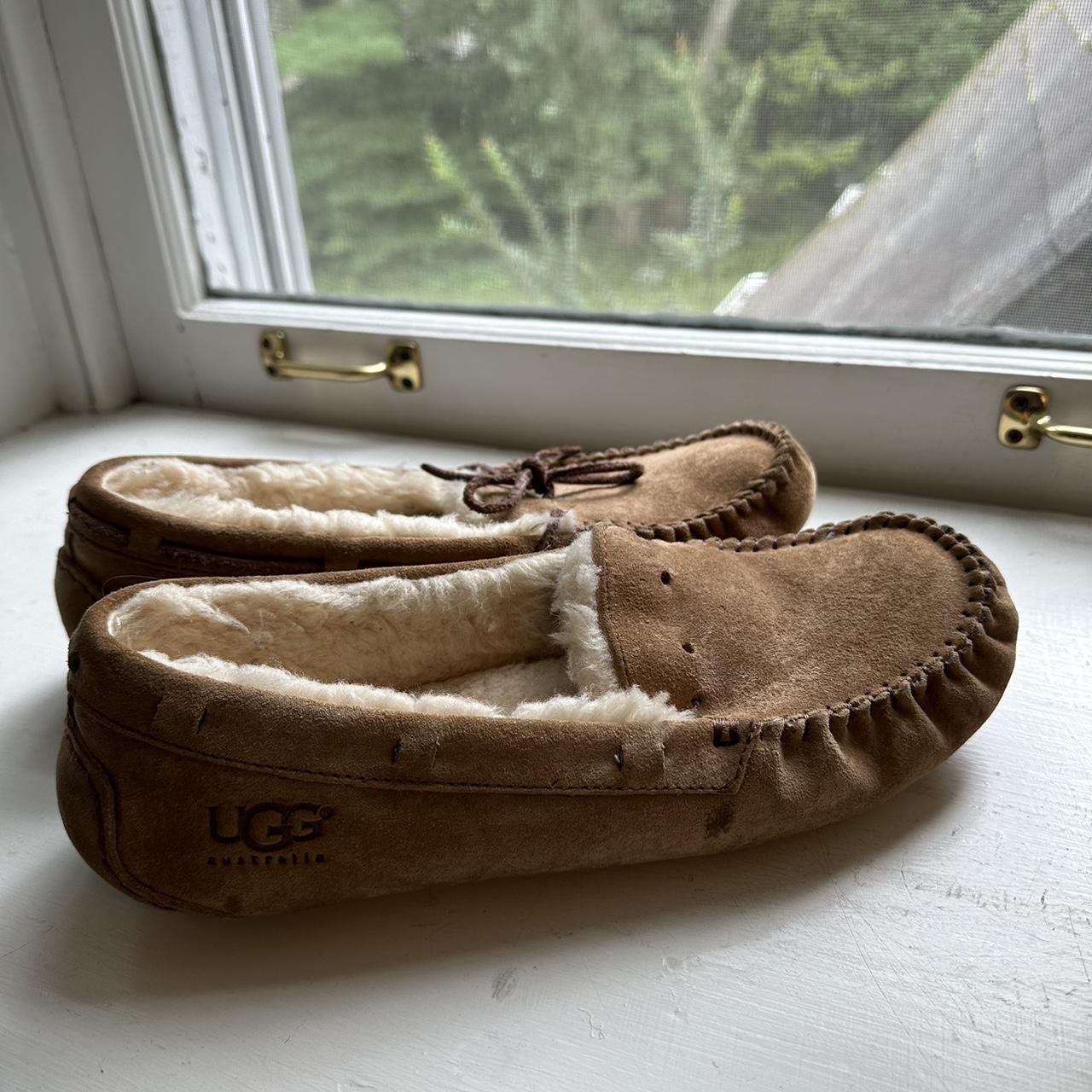 pre loved ugg slippers right shoe is missing the Depop