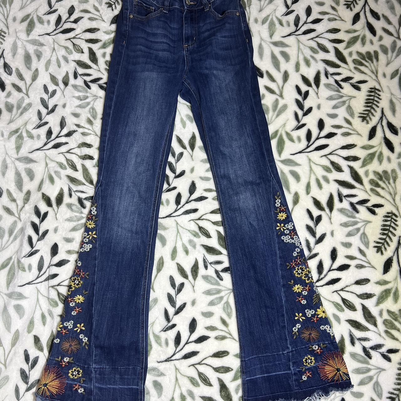 Cutest embroidered flared jeans🌸 - Depop