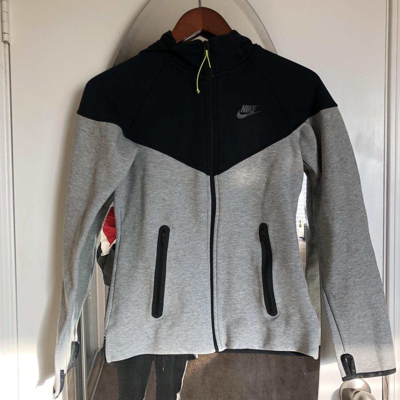 nike women's jacket with thumb holes