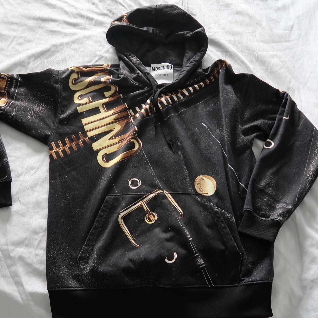 【関税込み】Moschino ブラック Couture フーディ MOSCHINO Couture Printed Logo Hoodie, Black – OZNICO