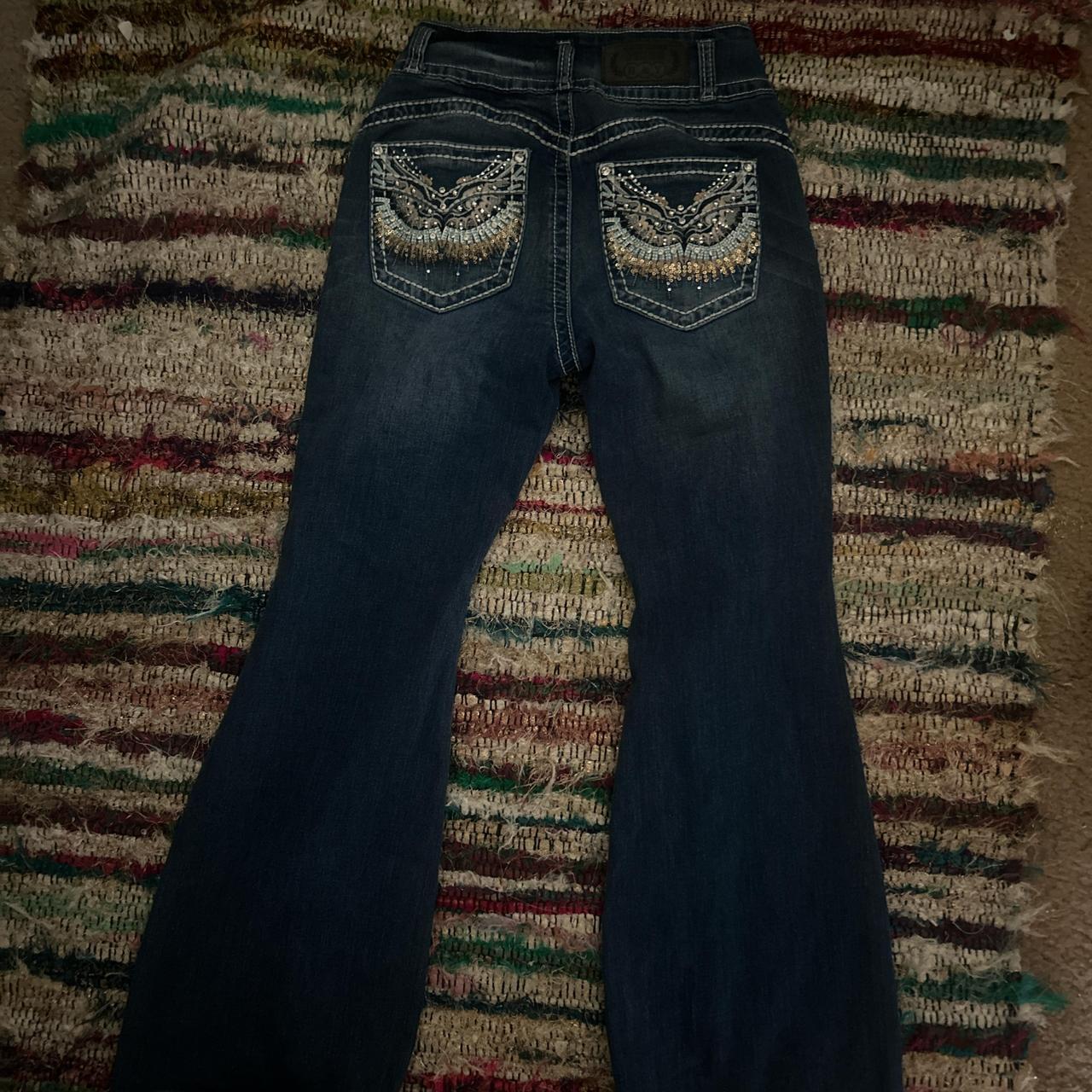 item listed by itz3lvx