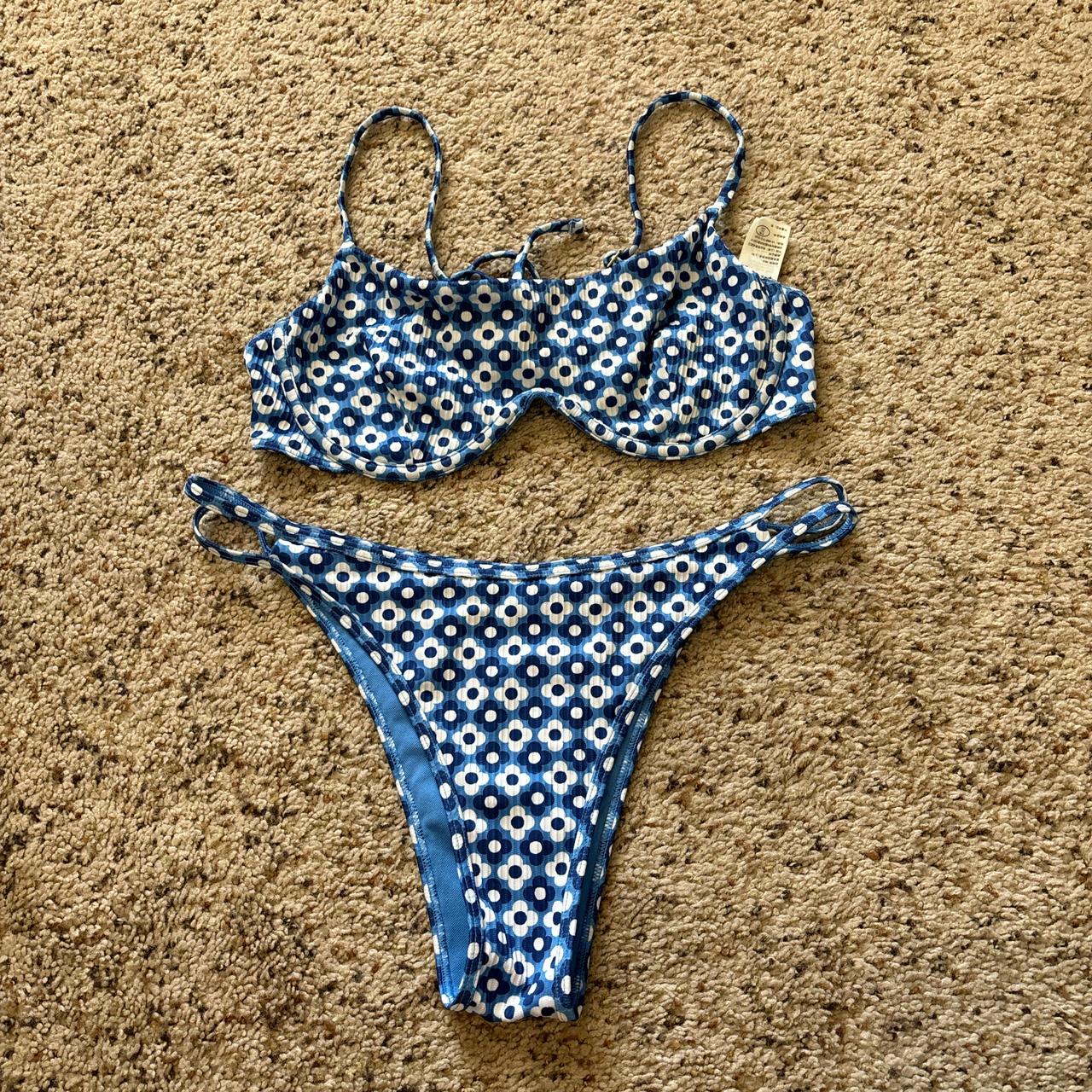 adorable hollister blue and white flower print... - Depop