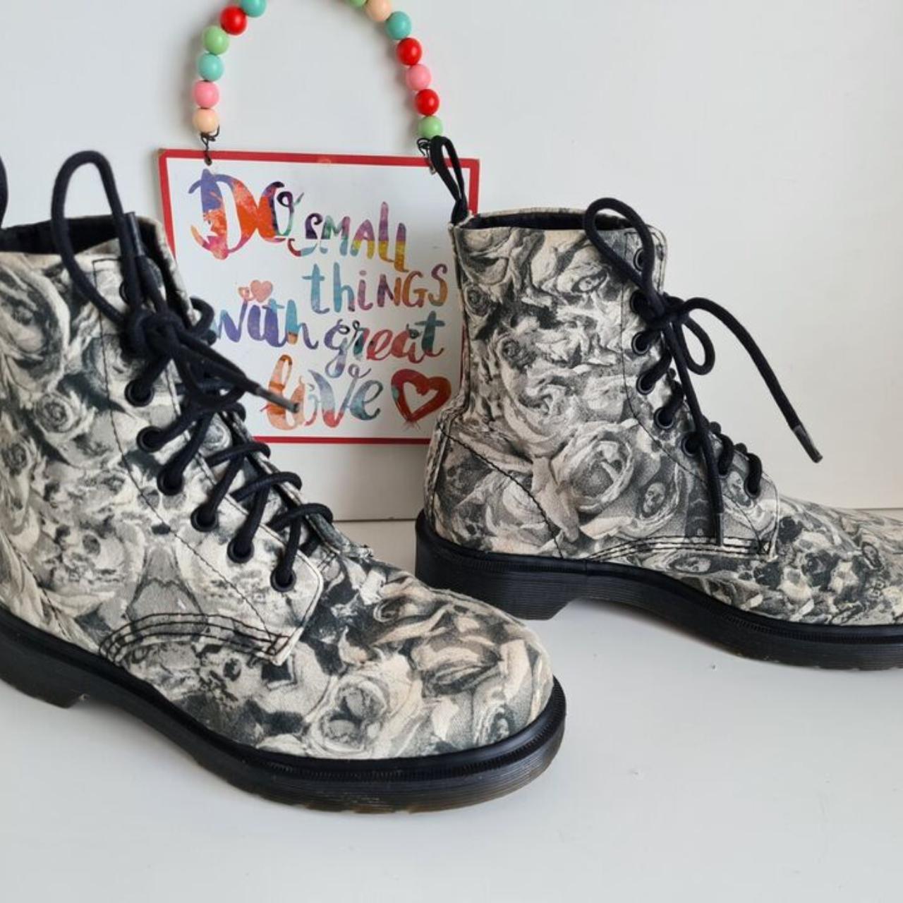 Skull and roses dr on sale martens