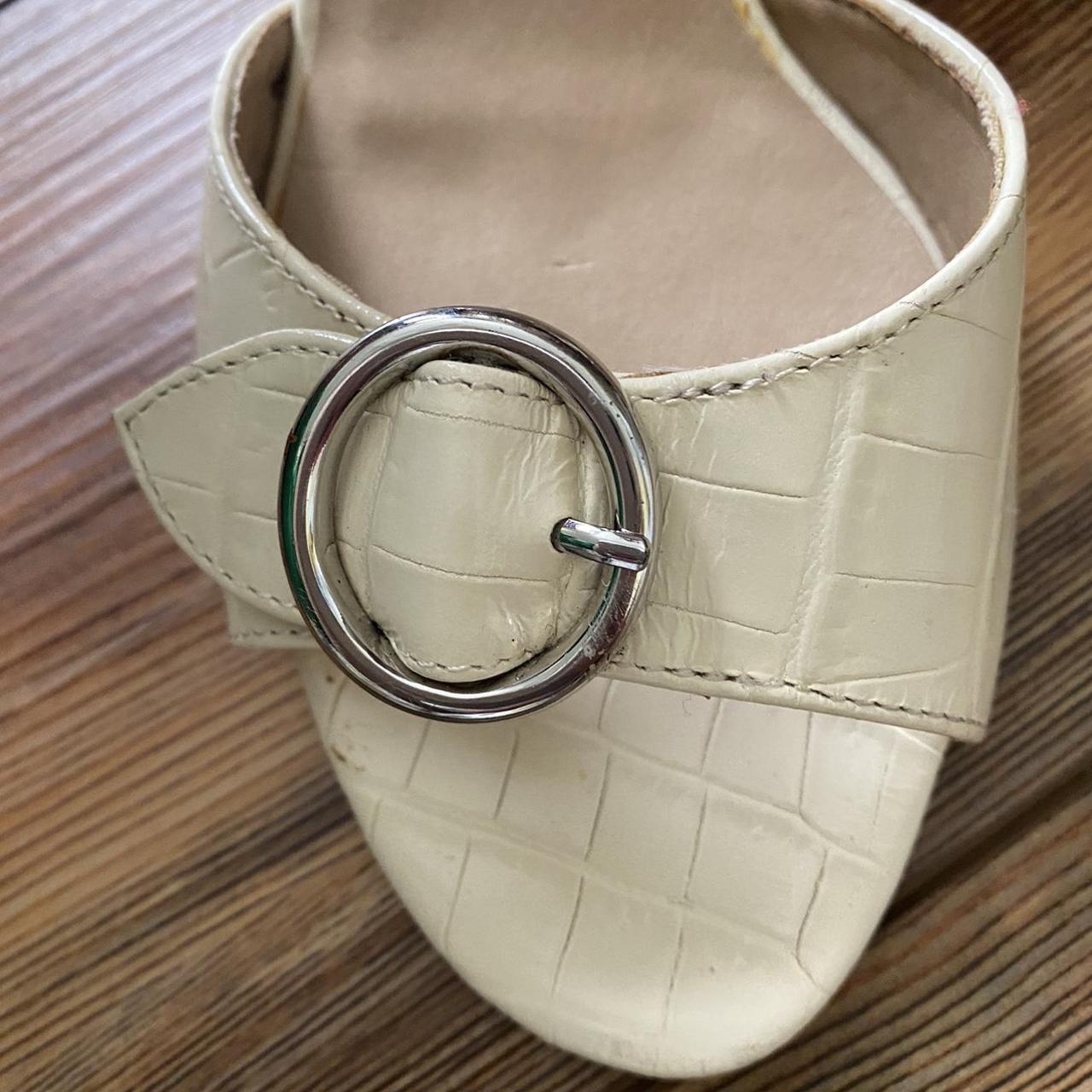 VANELi Women's Cream Sandals Depop