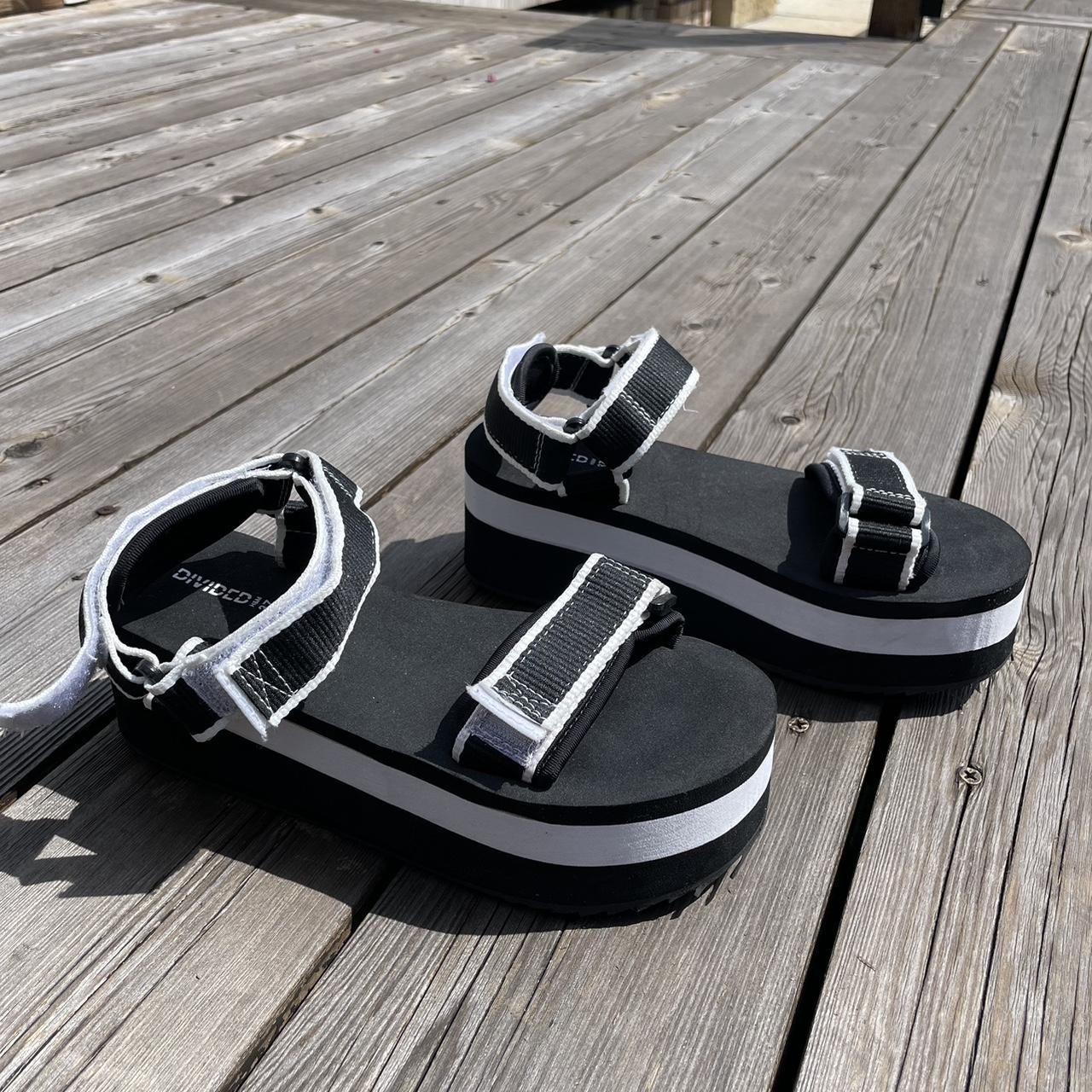 Divided sales platform sandals