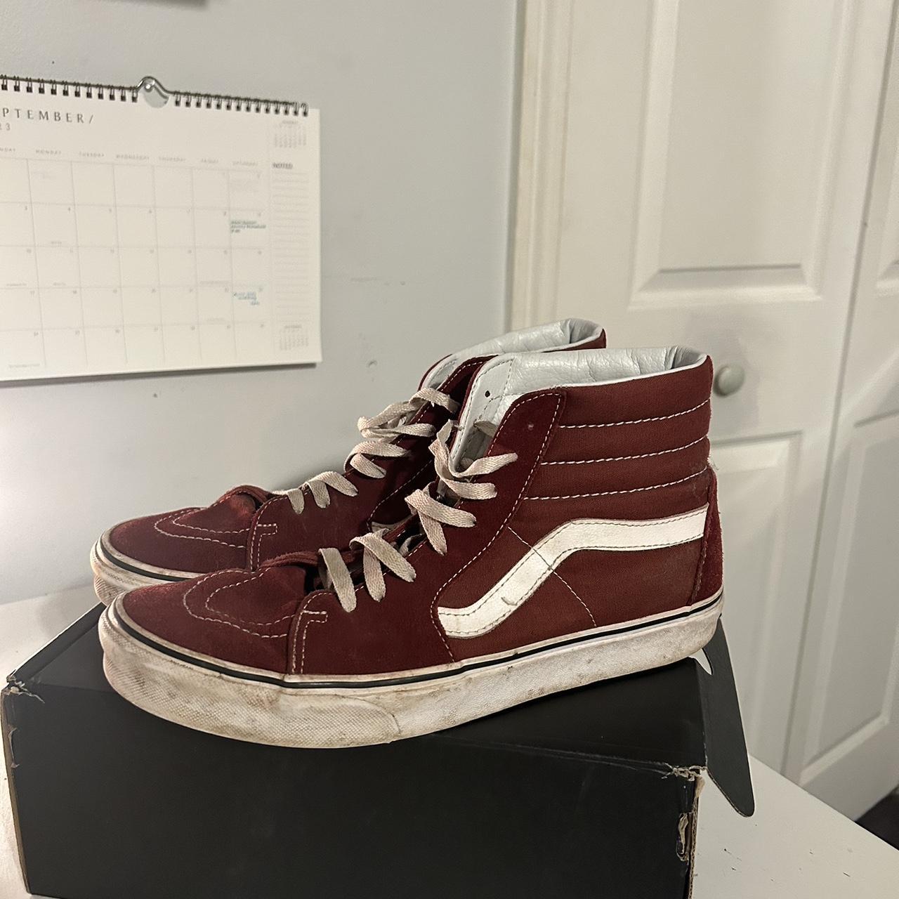 Maroon vans clearance with white laces