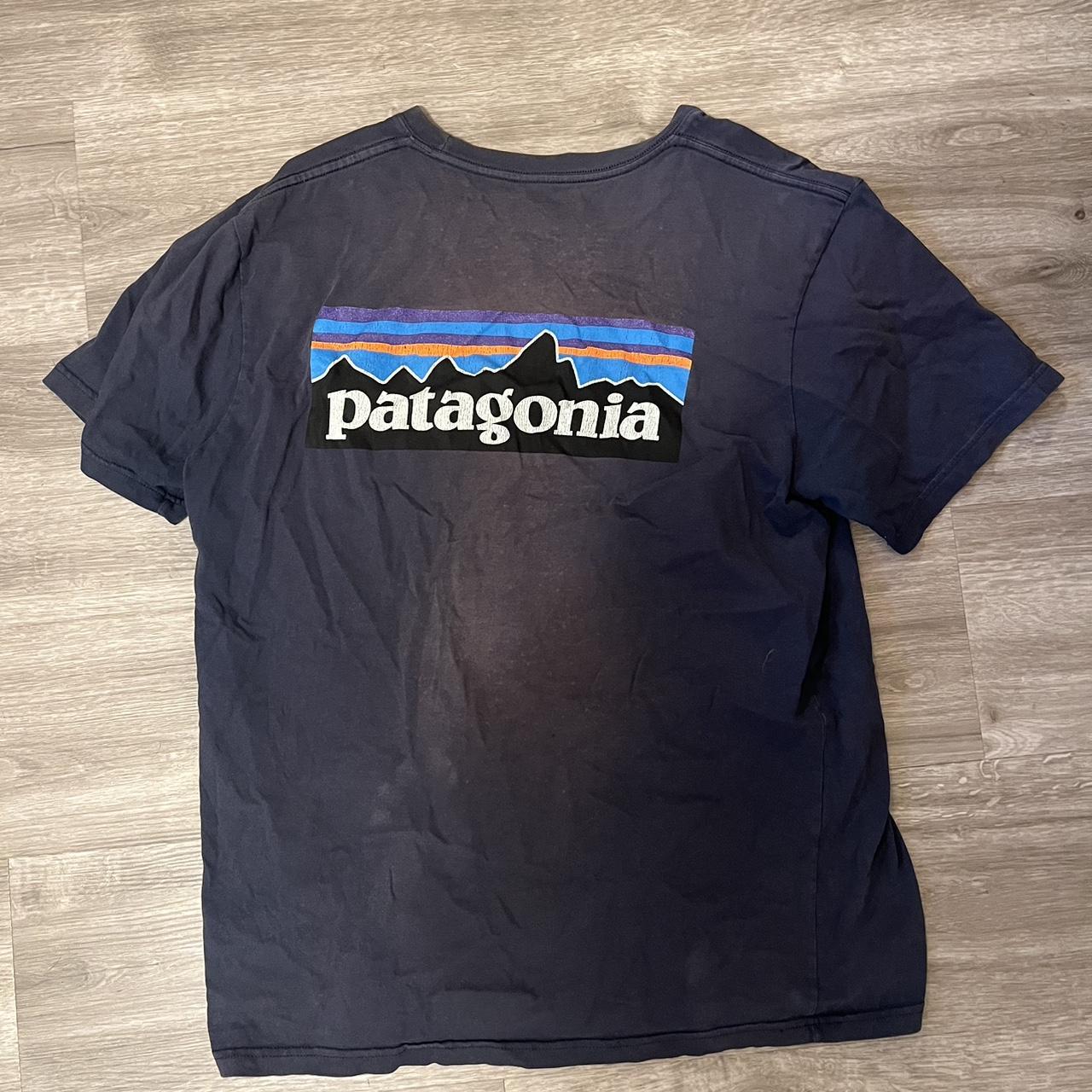 Patagonia Men's Navy and Blue T-shirt (2)