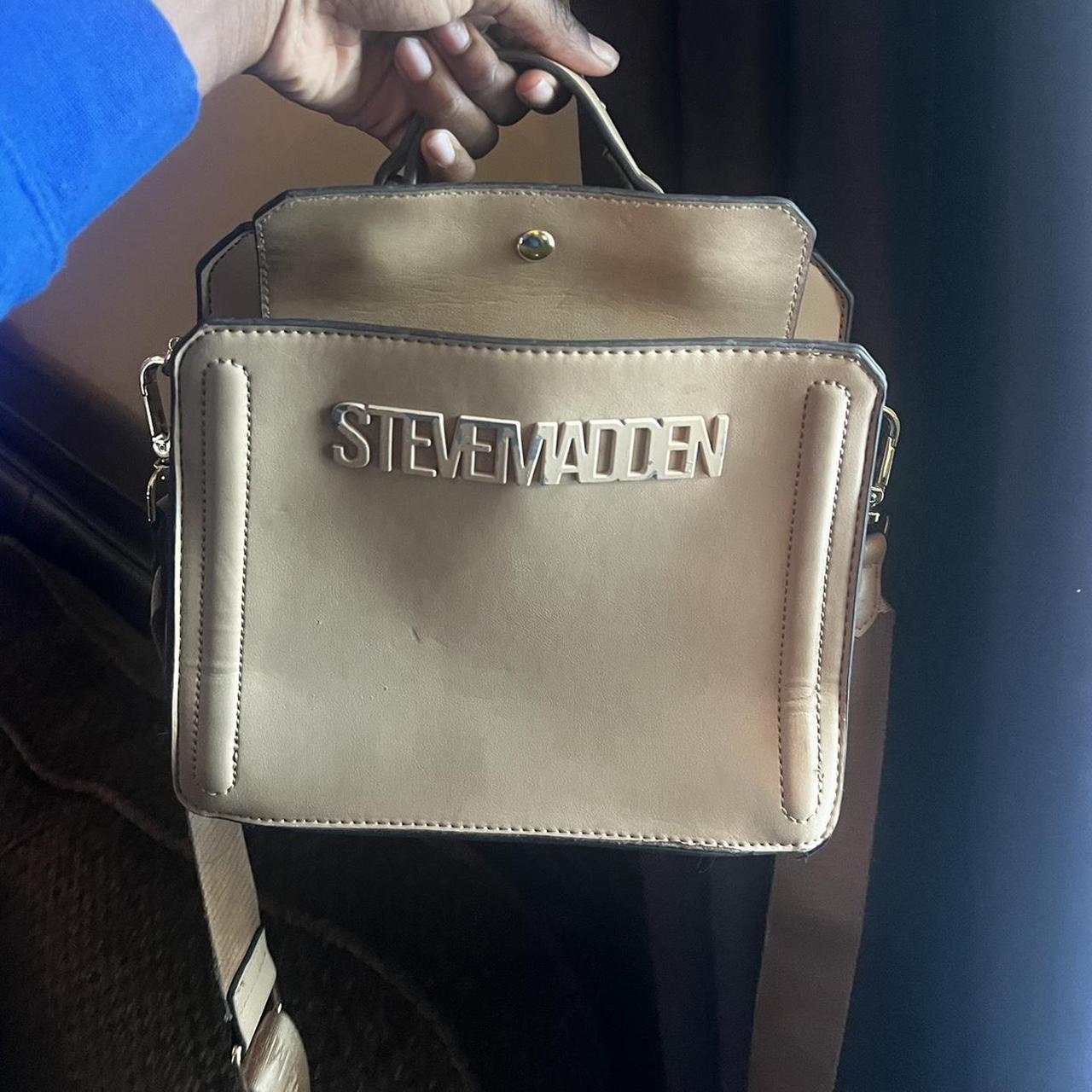 Steve Madden crossbody nothing is broken but it is used - Depop